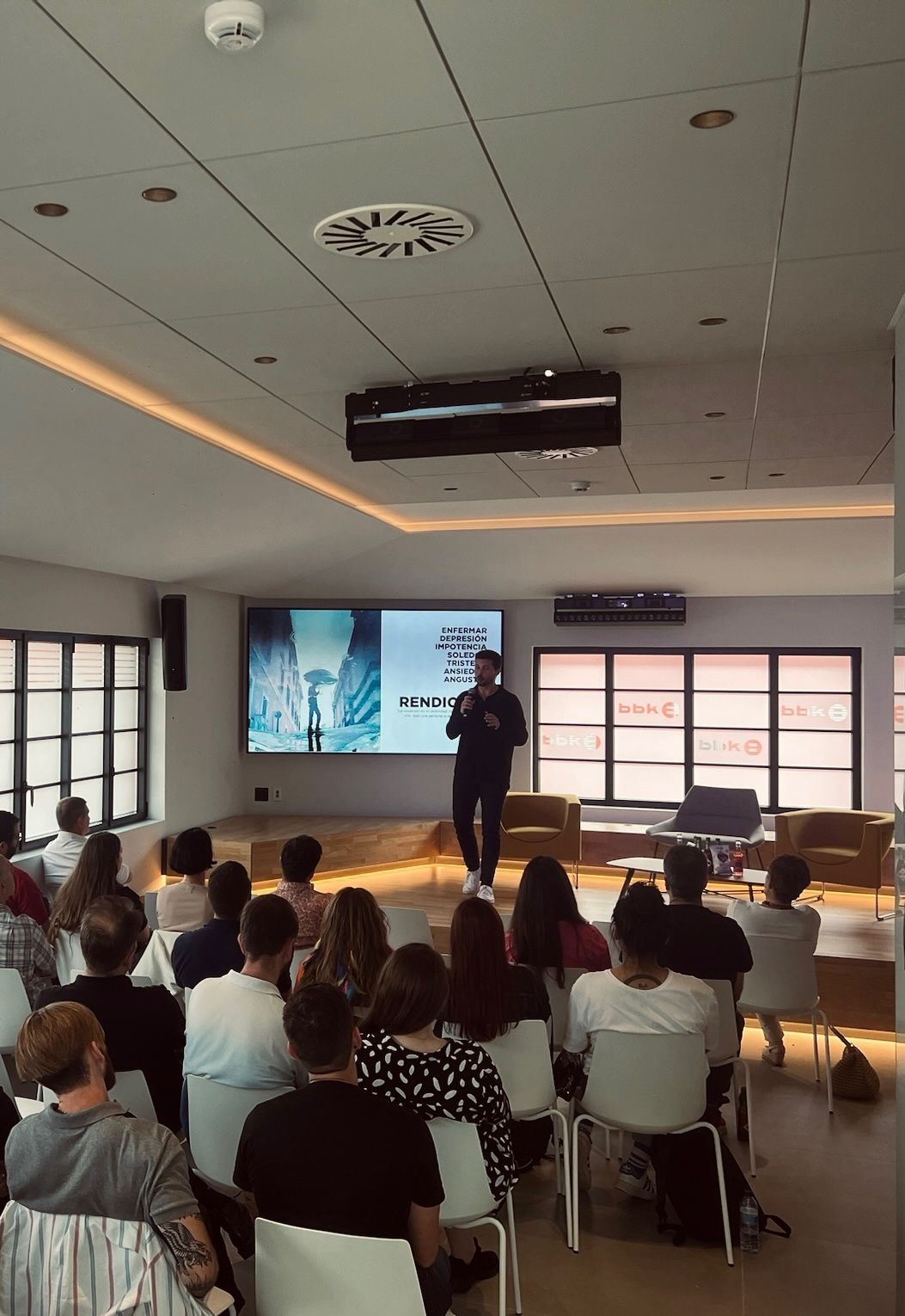 Jagoba Ormaetxea hablando sobre el concepto de Rendición en una de sus ponencias en BBK KUNA