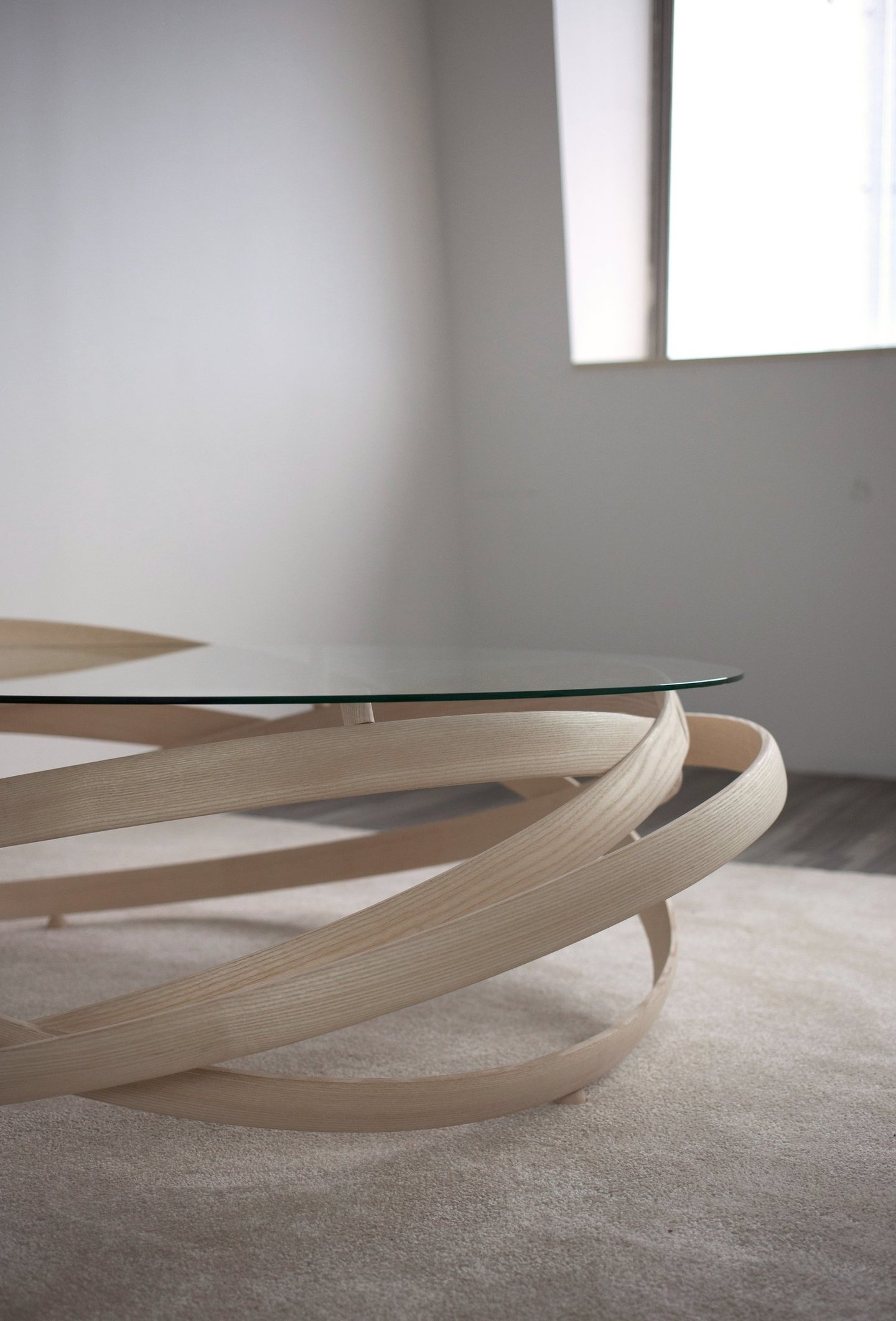 le bois étuvé a permis de créer de grands cercle en bois pour un dessin minimaliste et contemporain