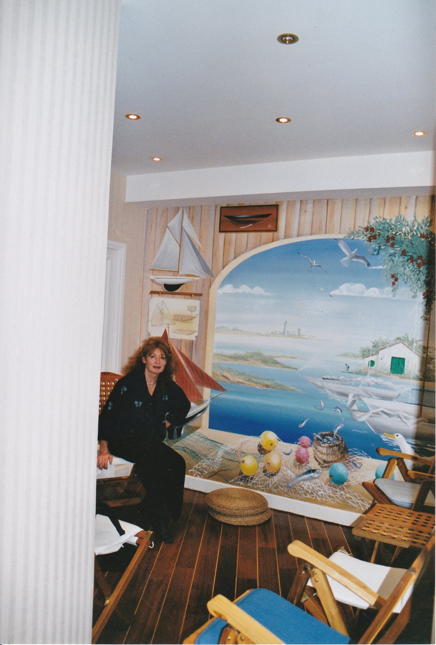 France assise dans la salle d'attente.