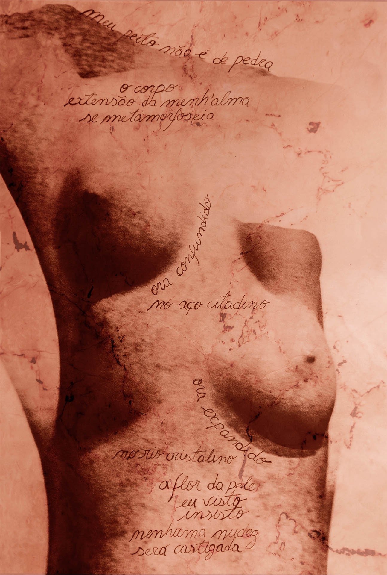 imagens de esculturas clássicas de mulheres produzidas a partir do reflexo em fragmentos de espelho