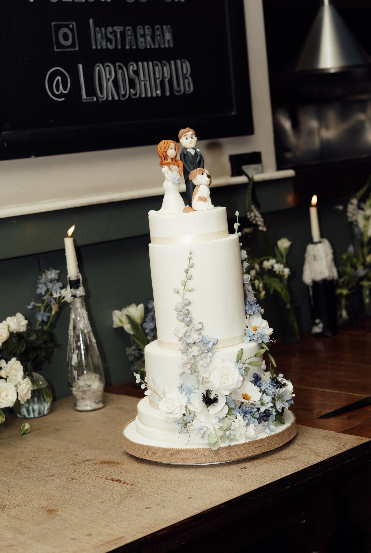Flash photography of a wedding cake 