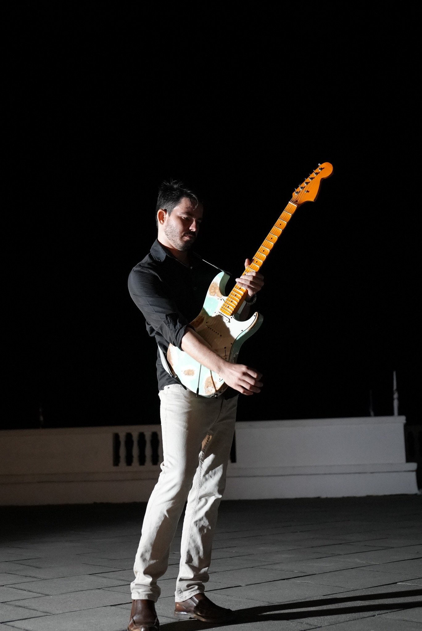 Música electrónica con guitarra eléctrica en vivo en hotel boutique en Guanacaste. 