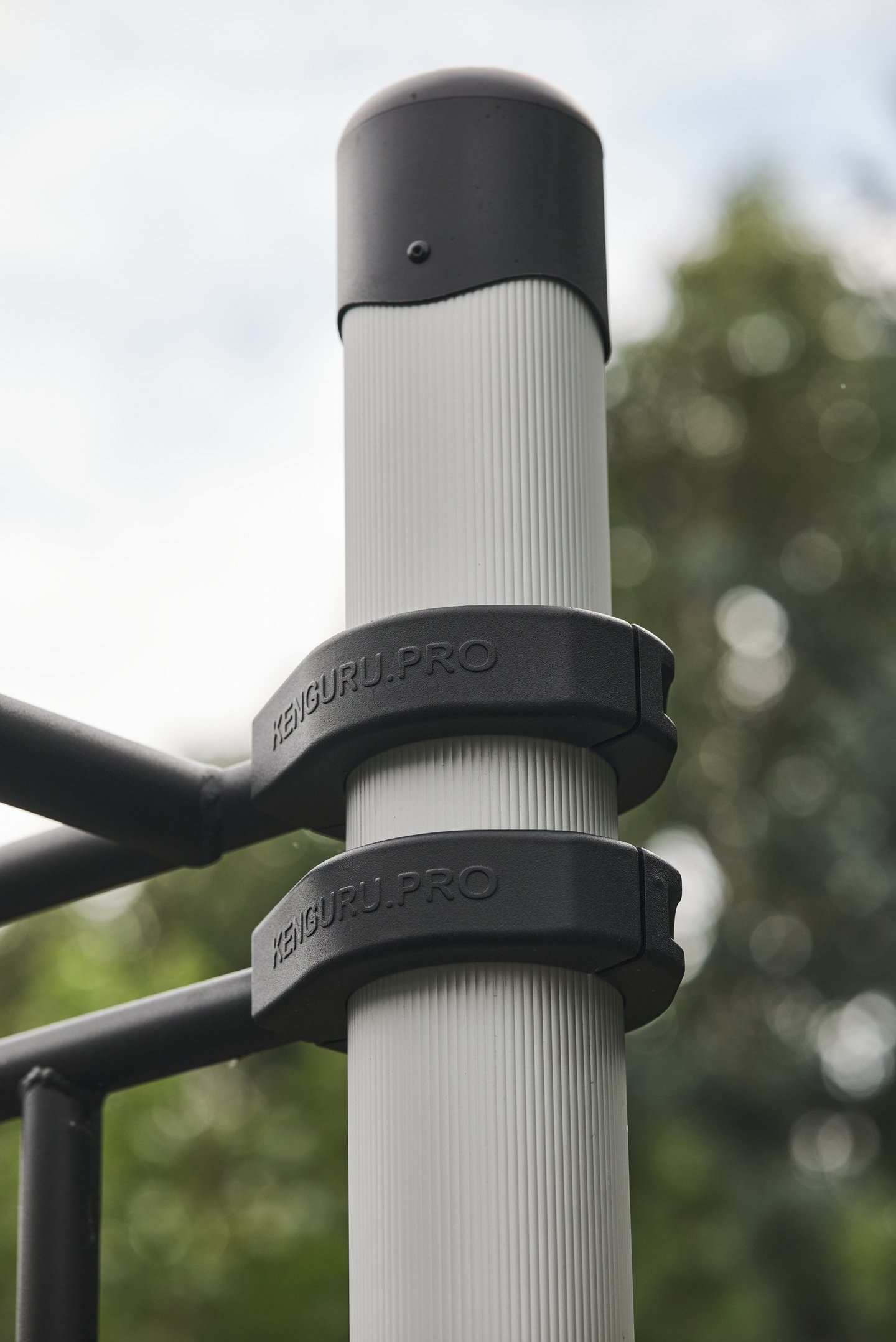 Poteau en aluminium anodisé Kenguru Pro avec colliers de fixation, garantissant robustesse et résistance aux intempéries