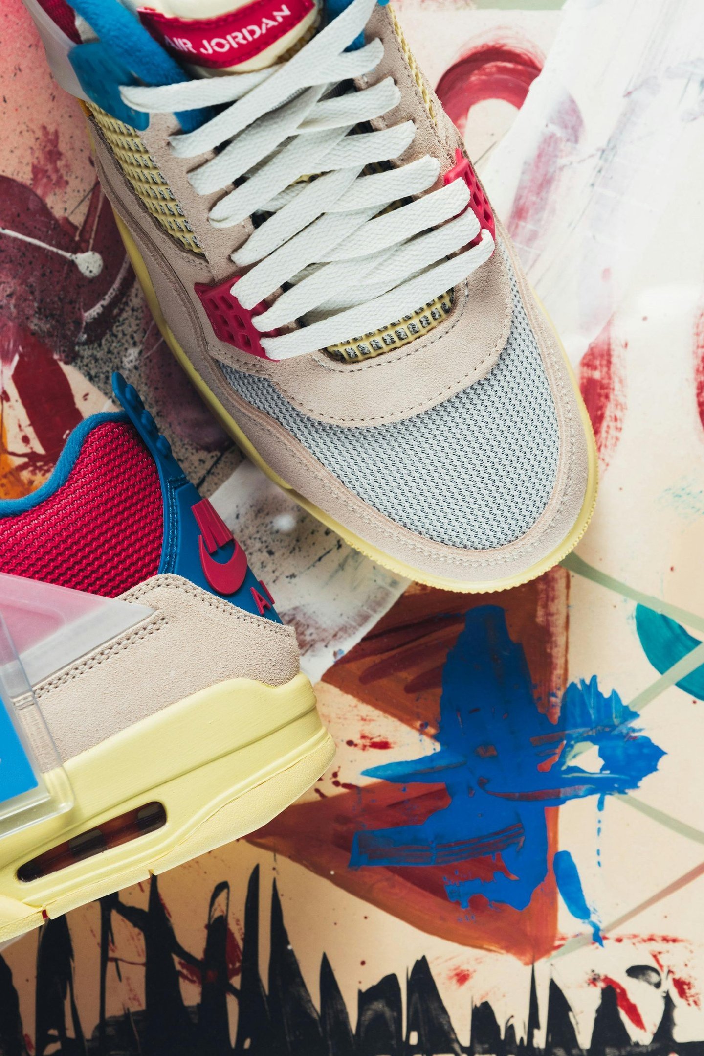 une paire de nike air jordan 4 customisées rouge rose bleue