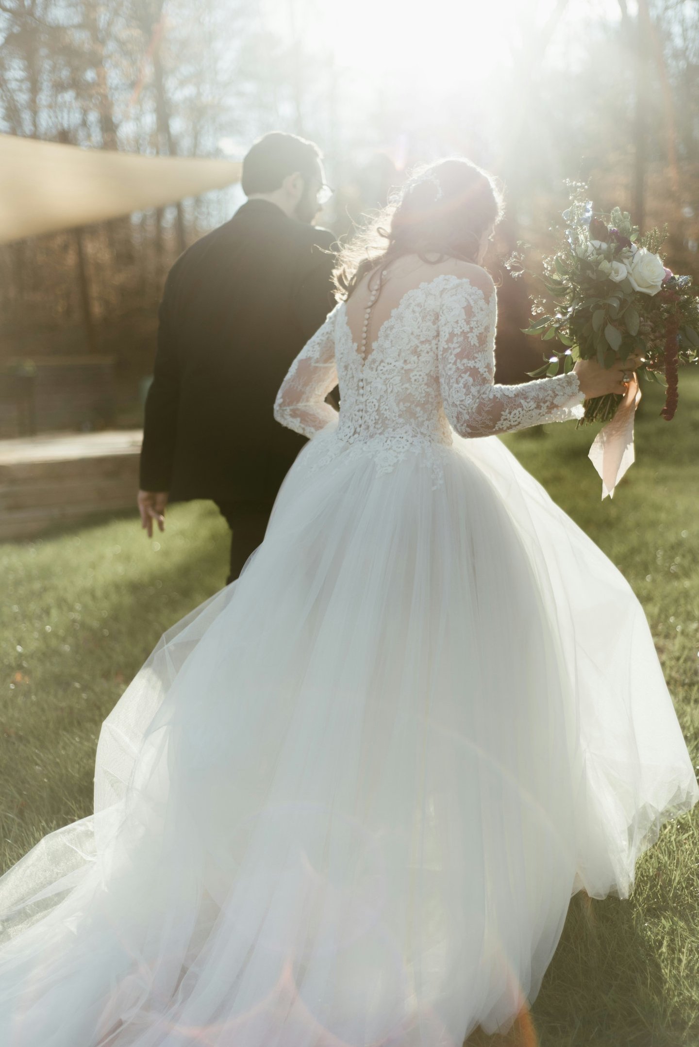 Couple de jeunes mariés