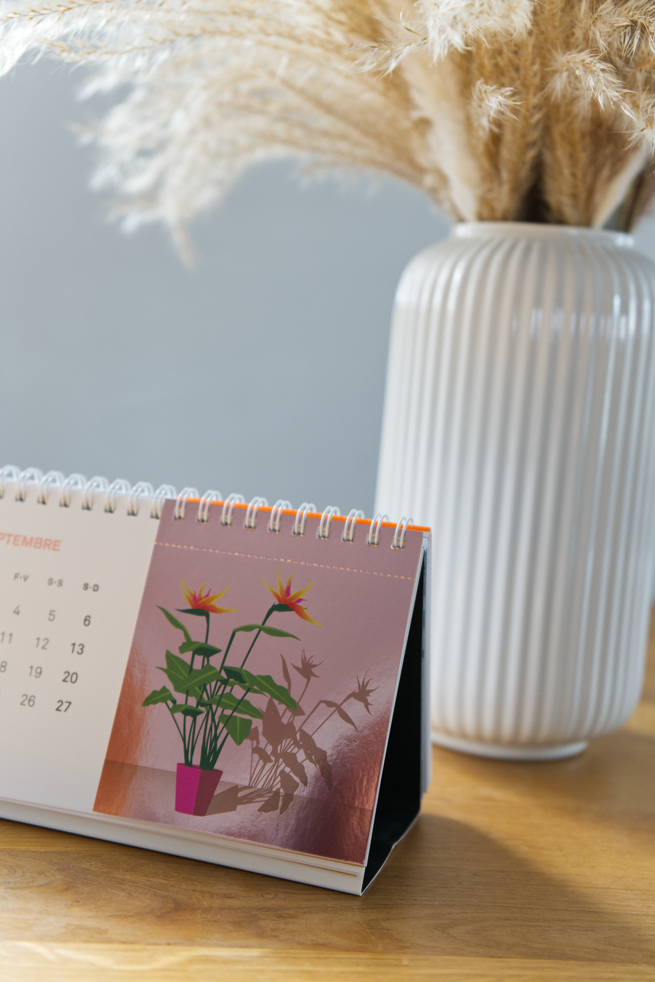 Tischkalender mit einer Strelizie, die vierfarbig auf silber laminiertes Papier gedruckt wurde.