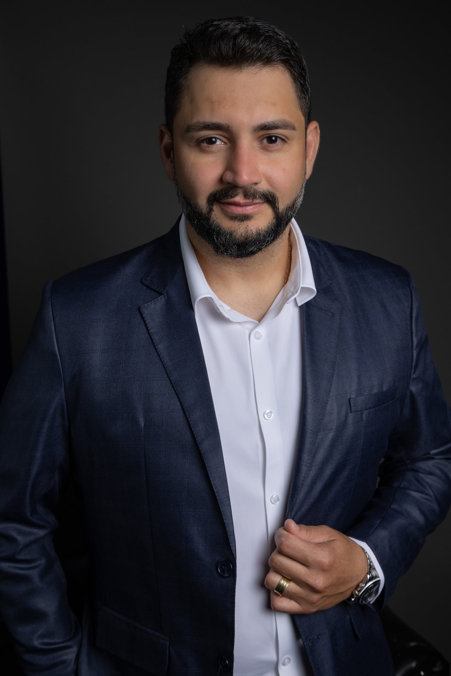 Detalhe de look executivo em ensaio corporativo em Barueri: blazer azul e camisa social, foto em est