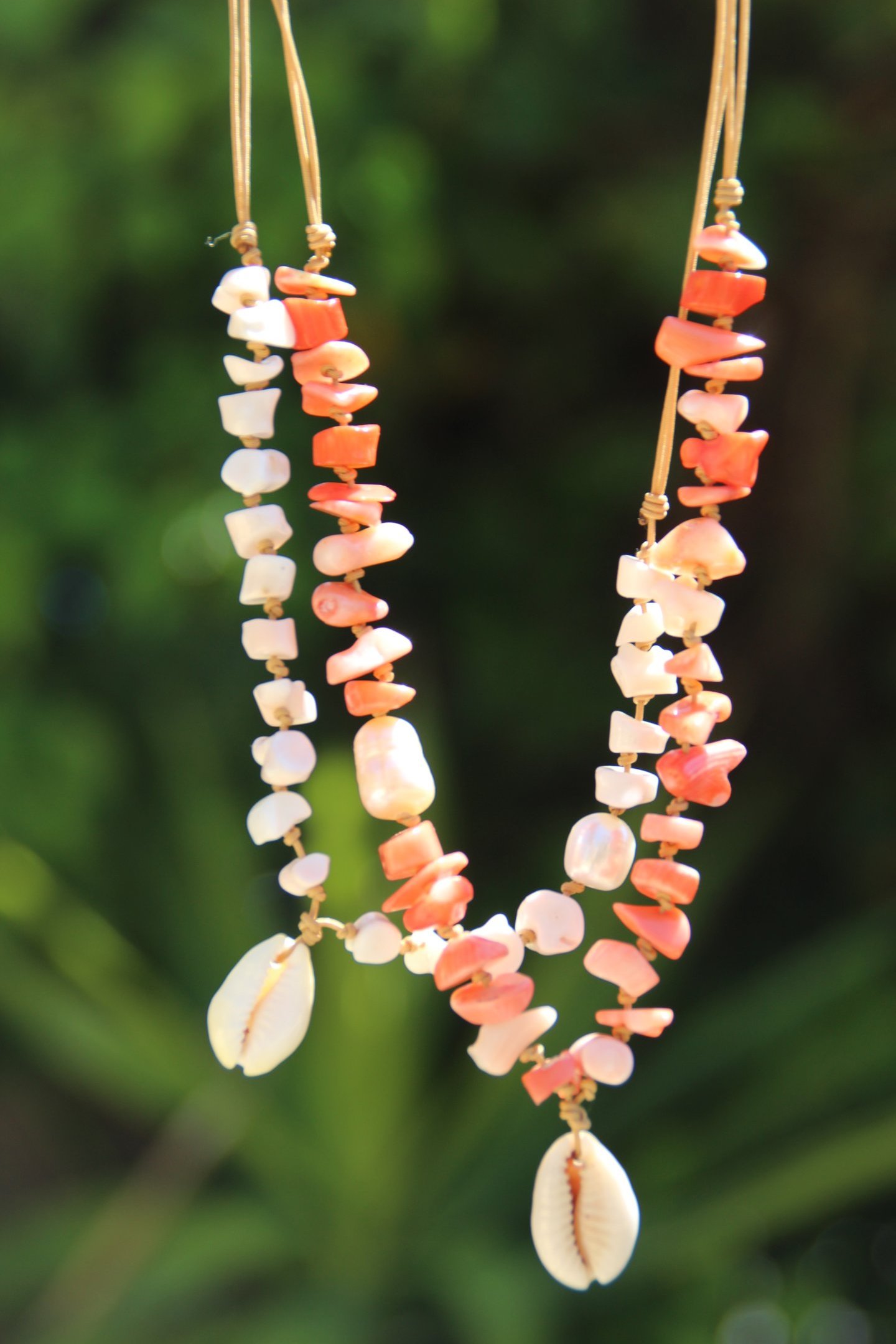 Collier en coquillages perles de cultures blanches et cauris
