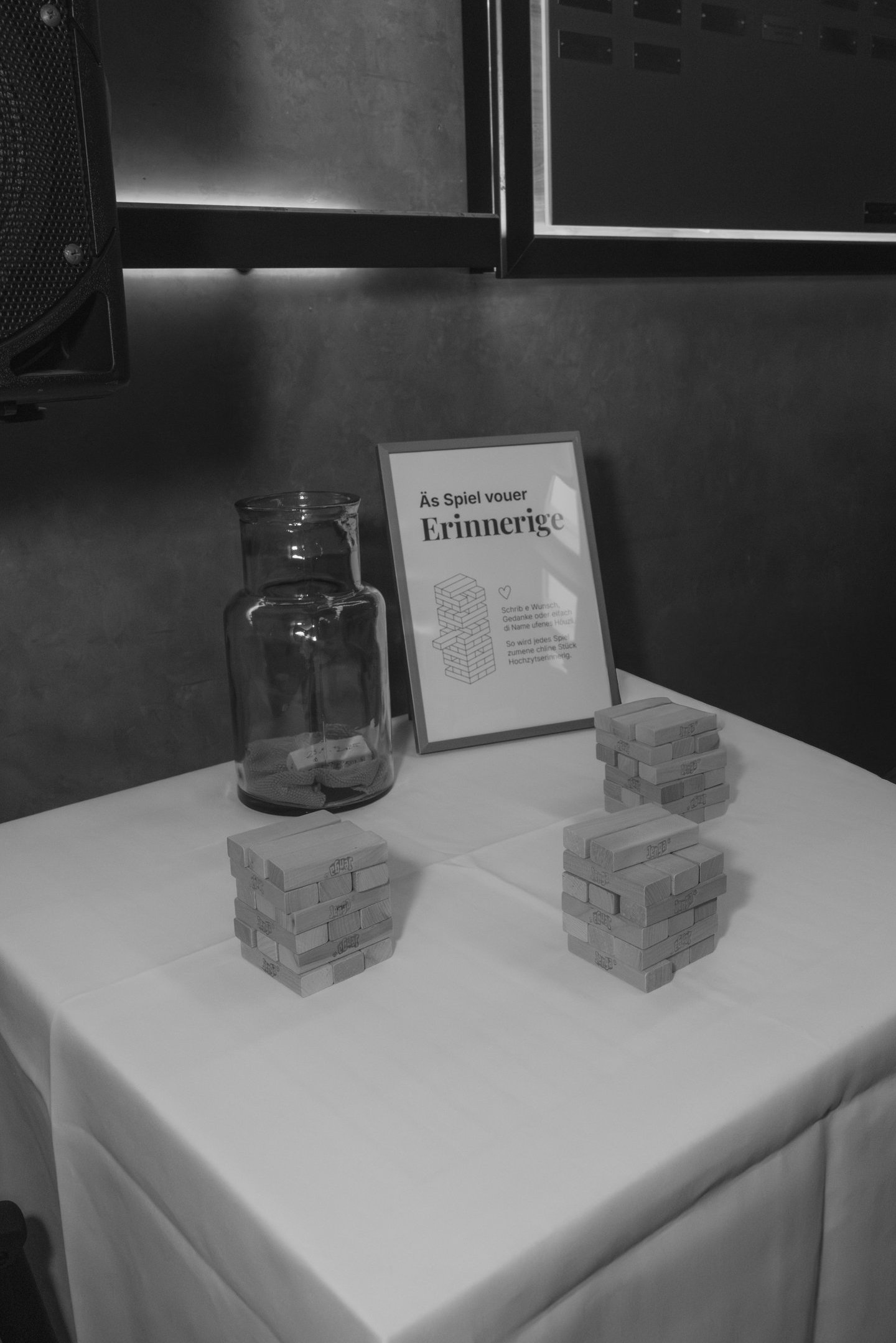 Jenga Spiel als Gästebuch mit beschriftbaren Holzsteinen.