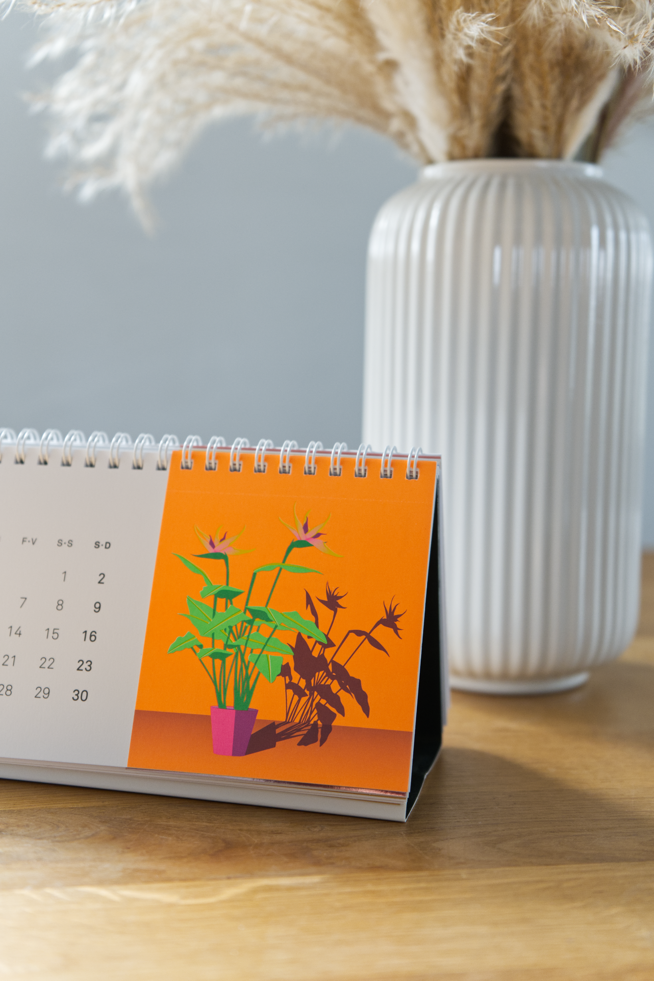 Tischkalender mit einer Strelizie, die in leuchtenden Neonfarben gedruckt wurde.