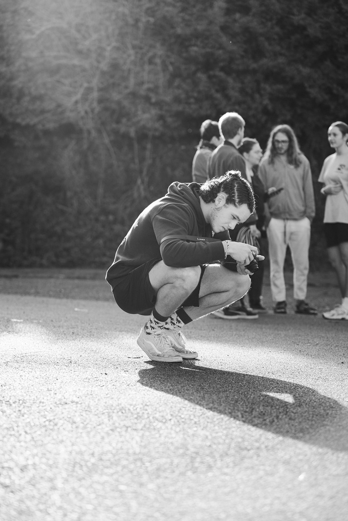 un photographe accroupi