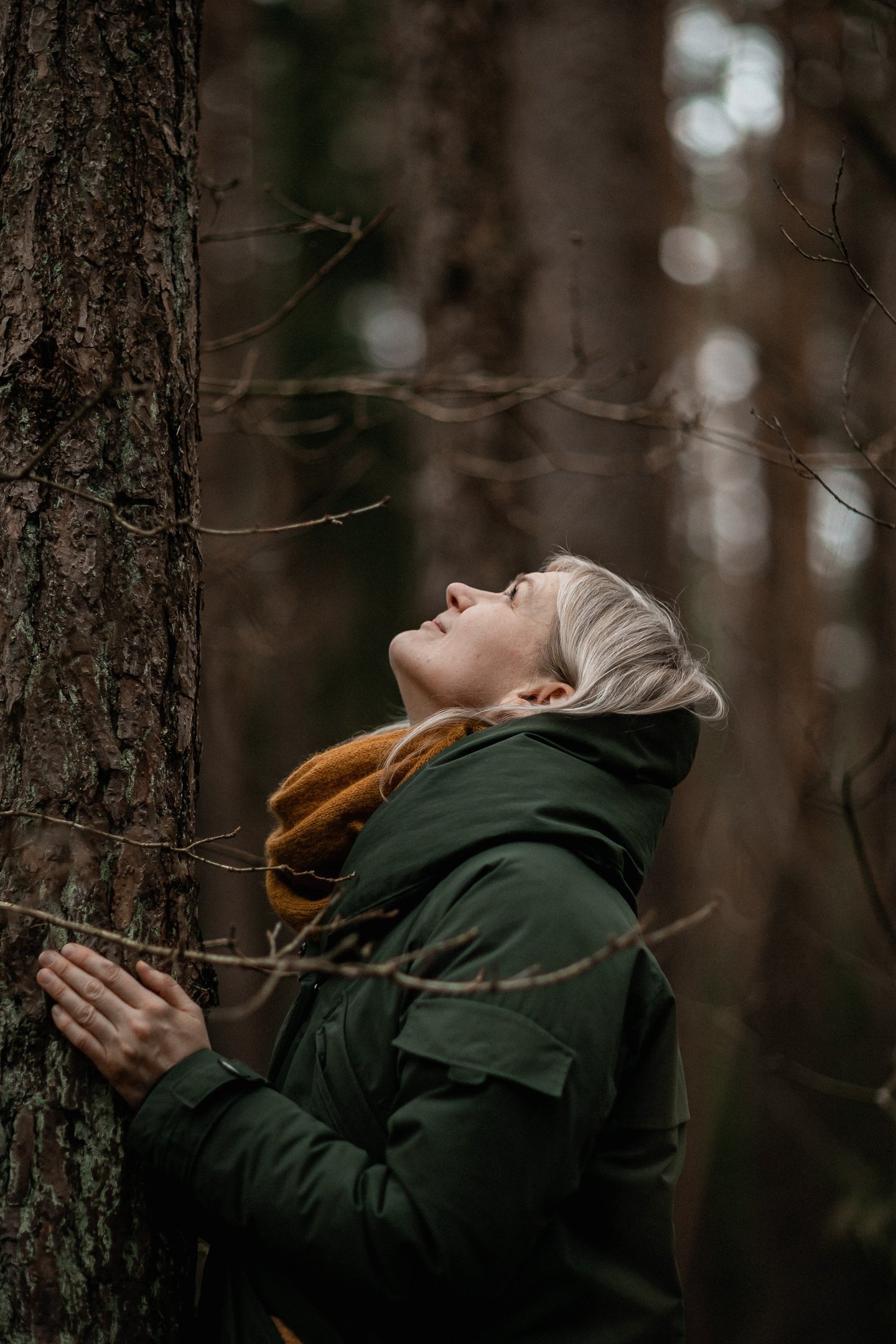 Moteris prisiglaudus prie meždio