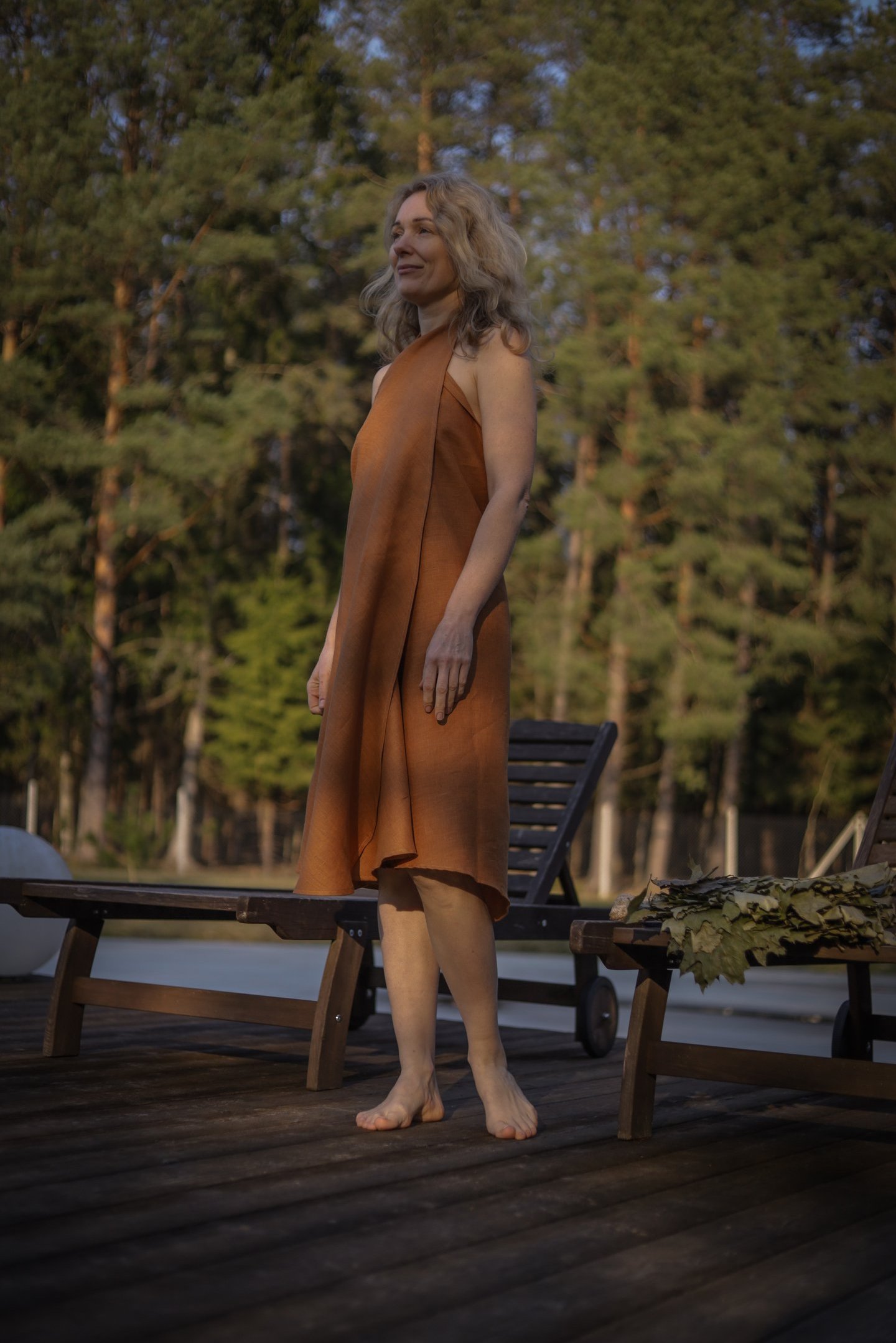 Moteris su linine skraiste