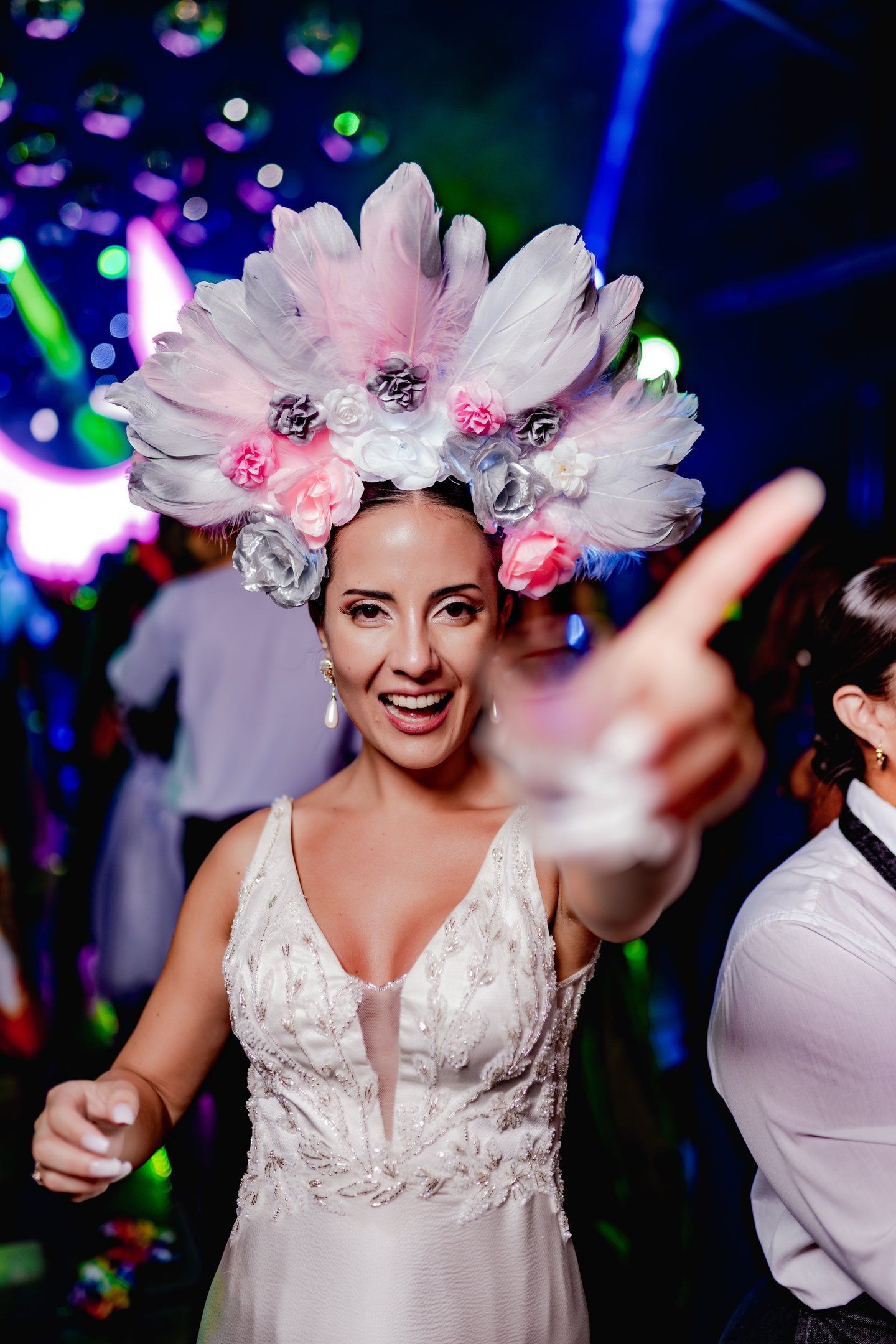 fotografía de novia feliz celebrando su fiesta