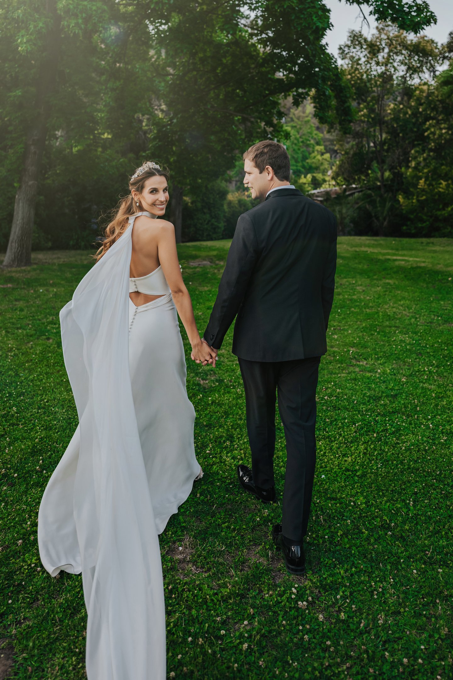 fotografía de novios tomados de la mano