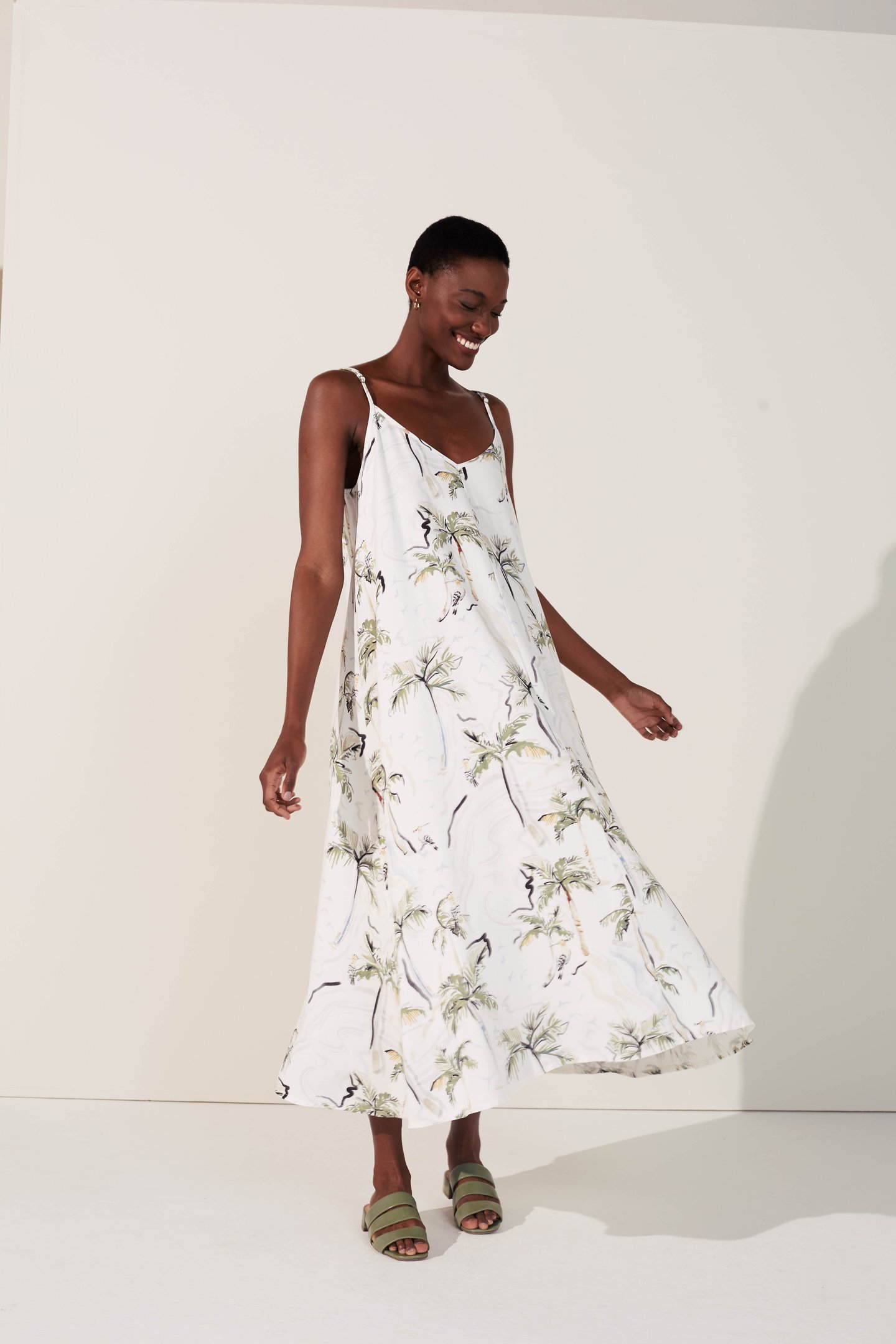 Vestido longo com estampa tropical orgânica com coqueiros, pássaros e mar