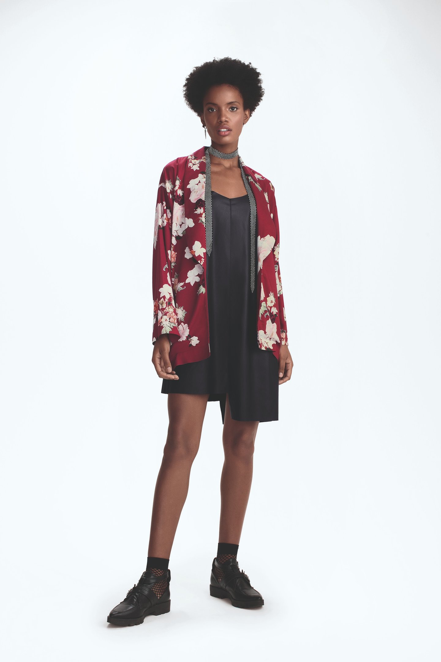 Kimono com estampa floral em fundo vermelho desenvolvida com exclusividade e pintada em aquarela