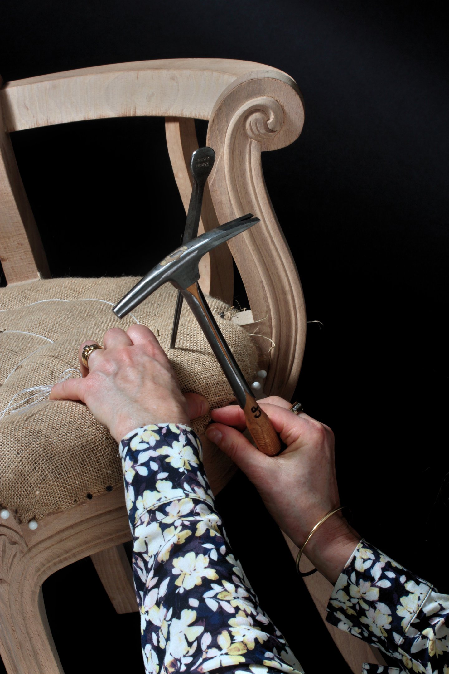 Restauration selon des méthodes traditionnelle de tapisserie avec des matériaux naturels de qualité.
