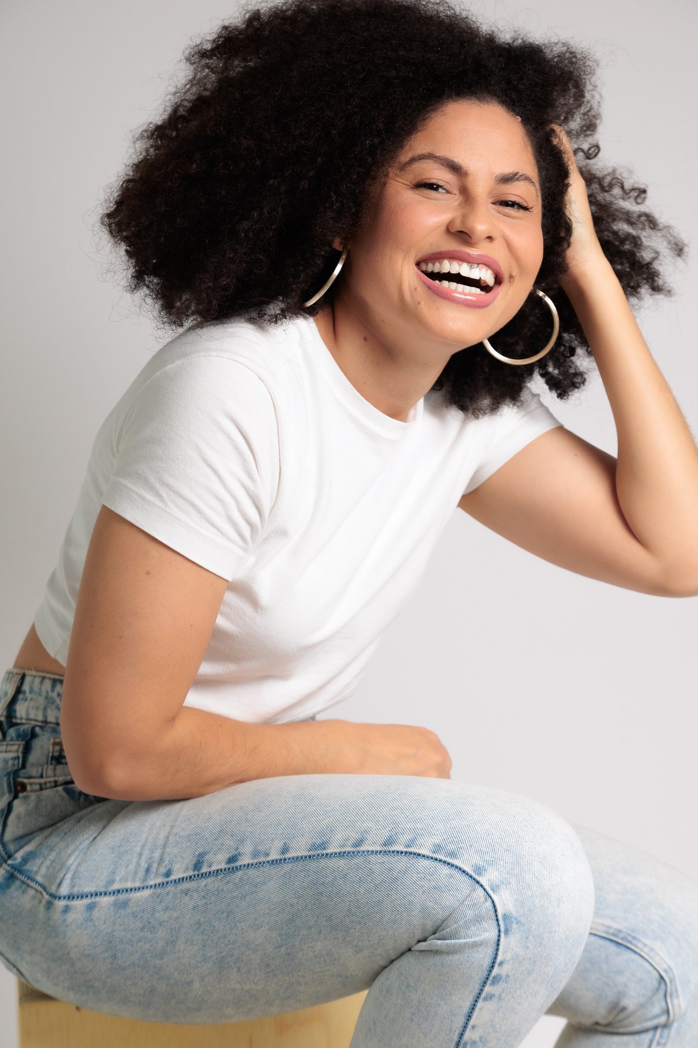 Retrato profissional em Barueri: mulher sorrindo em estúdio, foto para perfil e redes profissionais