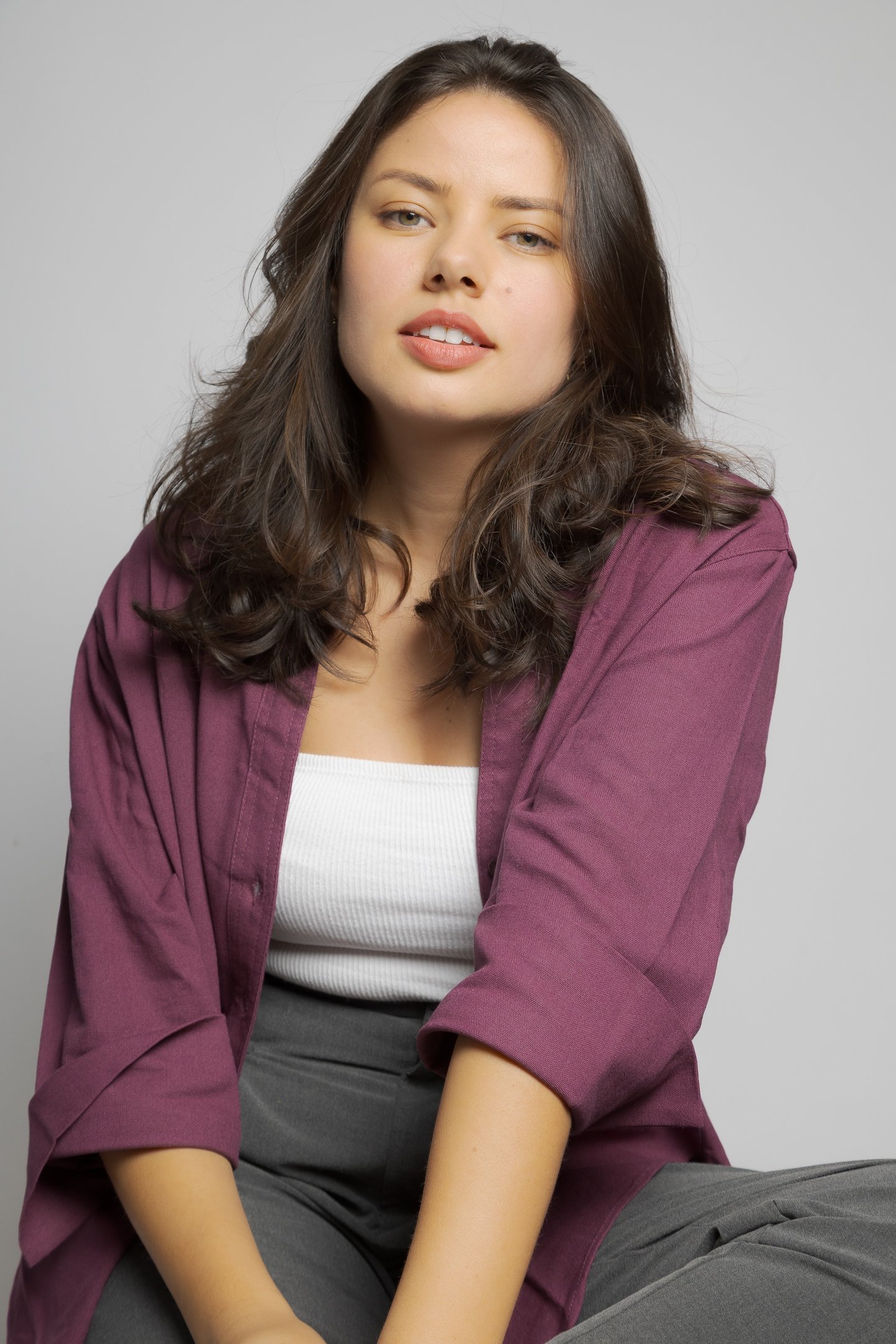 Headshot corporativo em Barueri: homem com blazer, foto profissional em estúdio com fundo escuro