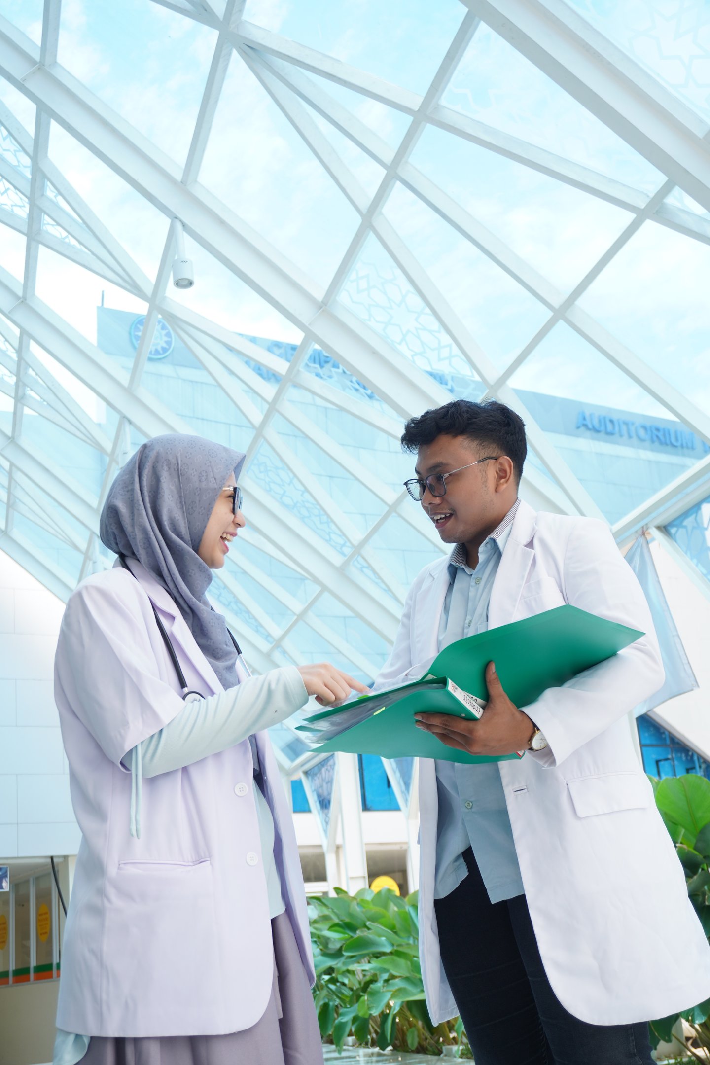 Dua tenaga medis mendiskusikan uji klinis dalam proses pengembangan protokol penelitian
