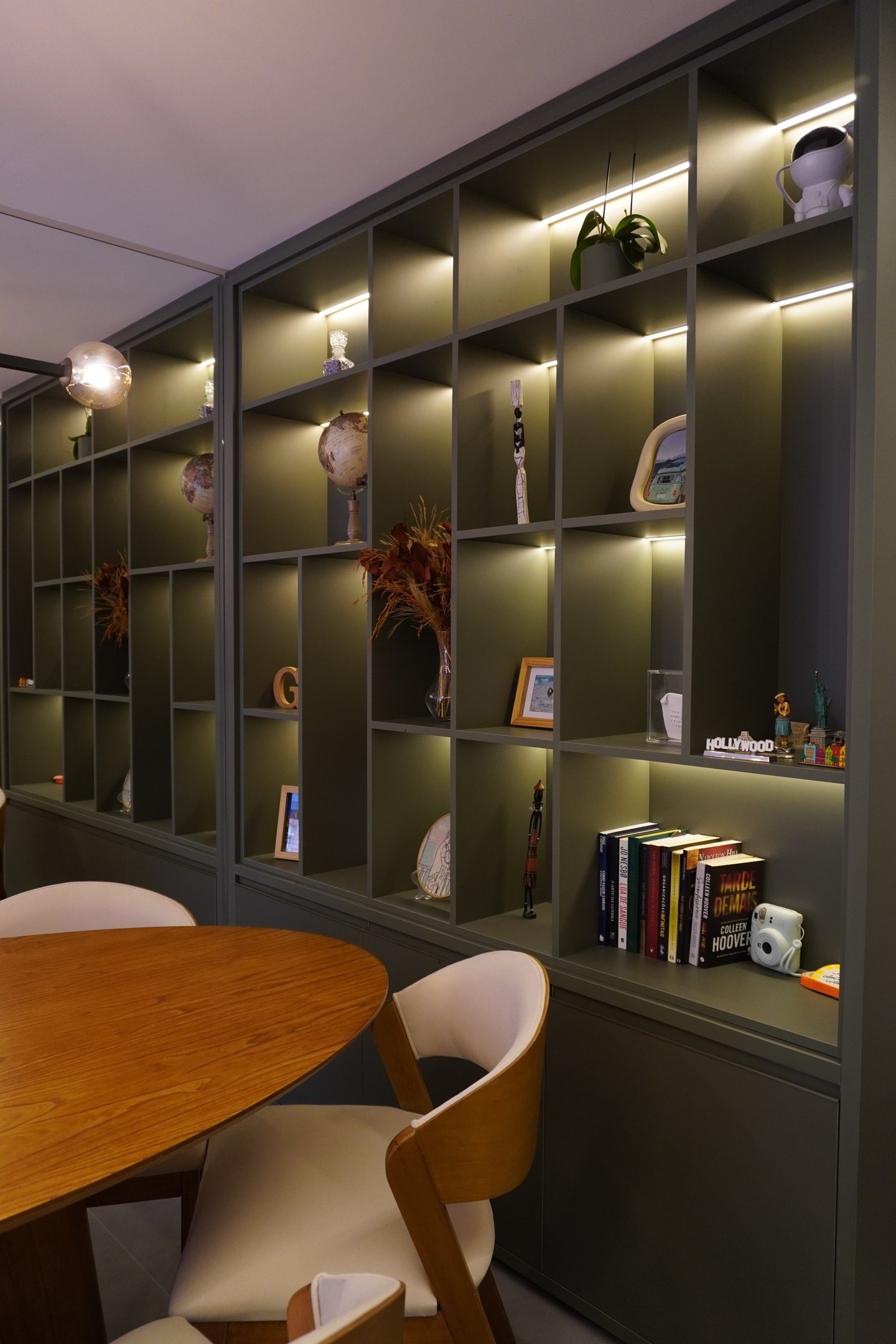 Estante planejada com iluminação LED e nichos decorados em Curitiba – Casa Móbile