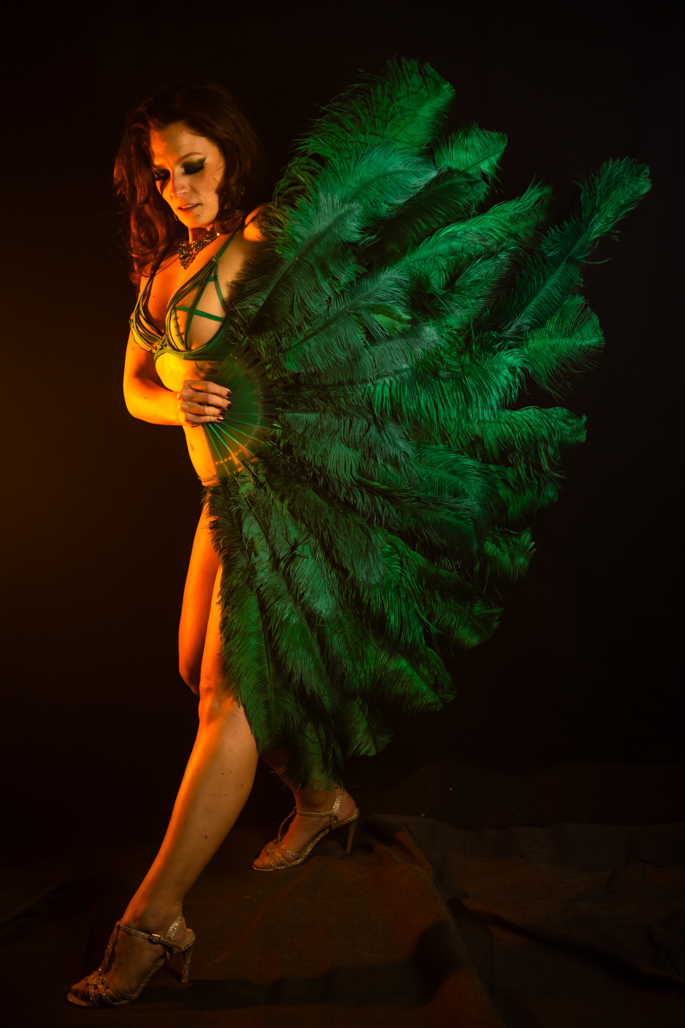 Femme en lingerie verte avec eventails en plumes vertes glamour et sexy