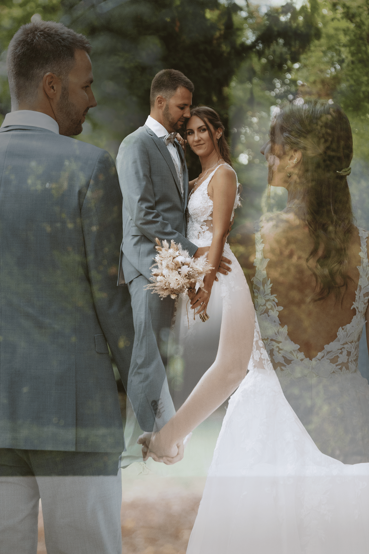 Hochzeitsfotograf Coburg: Klassisches Brautpaar-Porträt, der Bräutigam umarmt die Braut.