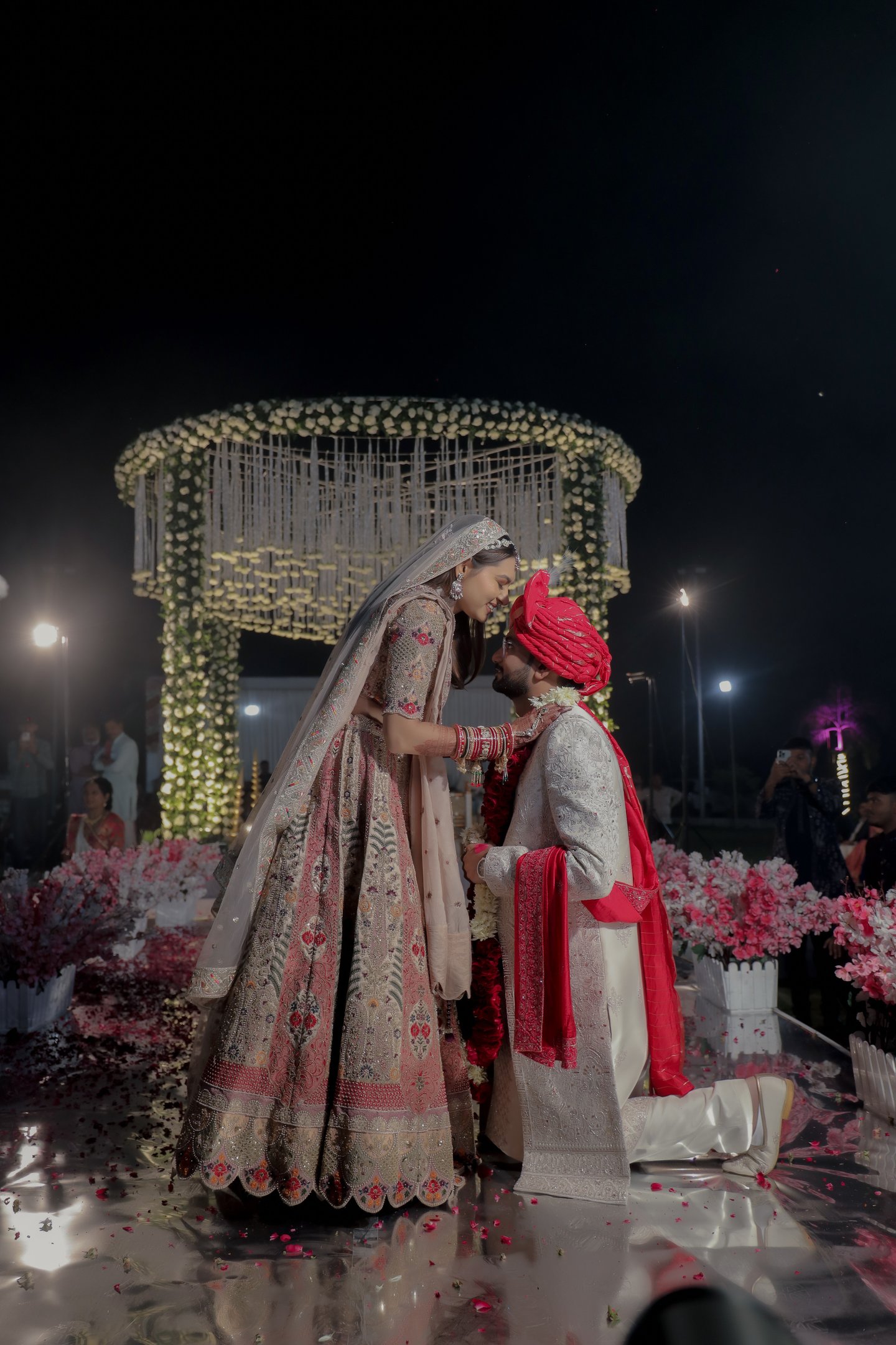 best bridal wedding moment | couple varmala in mandap | best couple cotume | r&d bridal makeup gotri