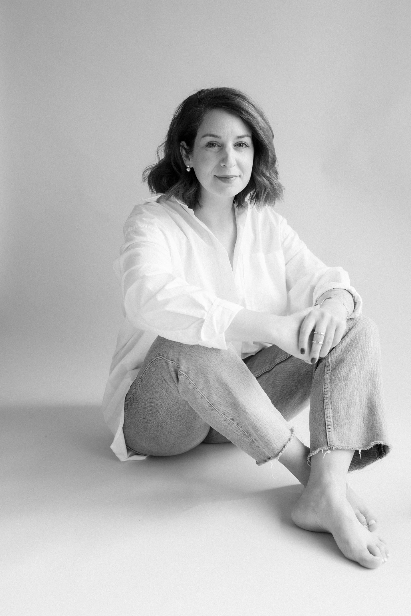 Photographe assise au sol.