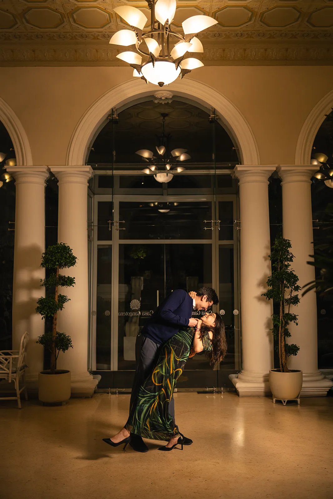Pareja de novios felices disfrutando en un entorno elegante del centro histórico de Quito