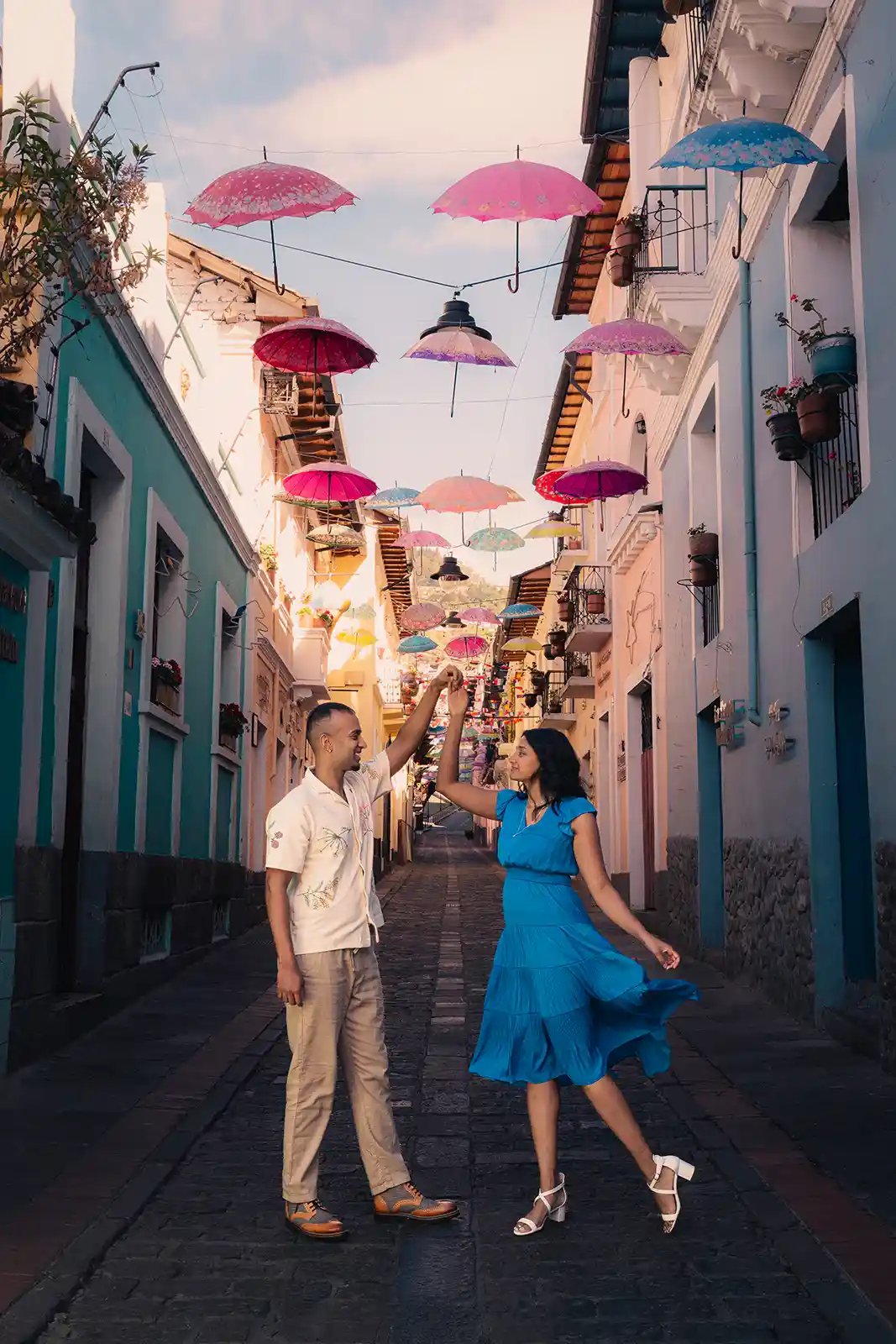 Foto de sesión de pareja en la calle la ronda del centro histórico de Quito, Ecuador