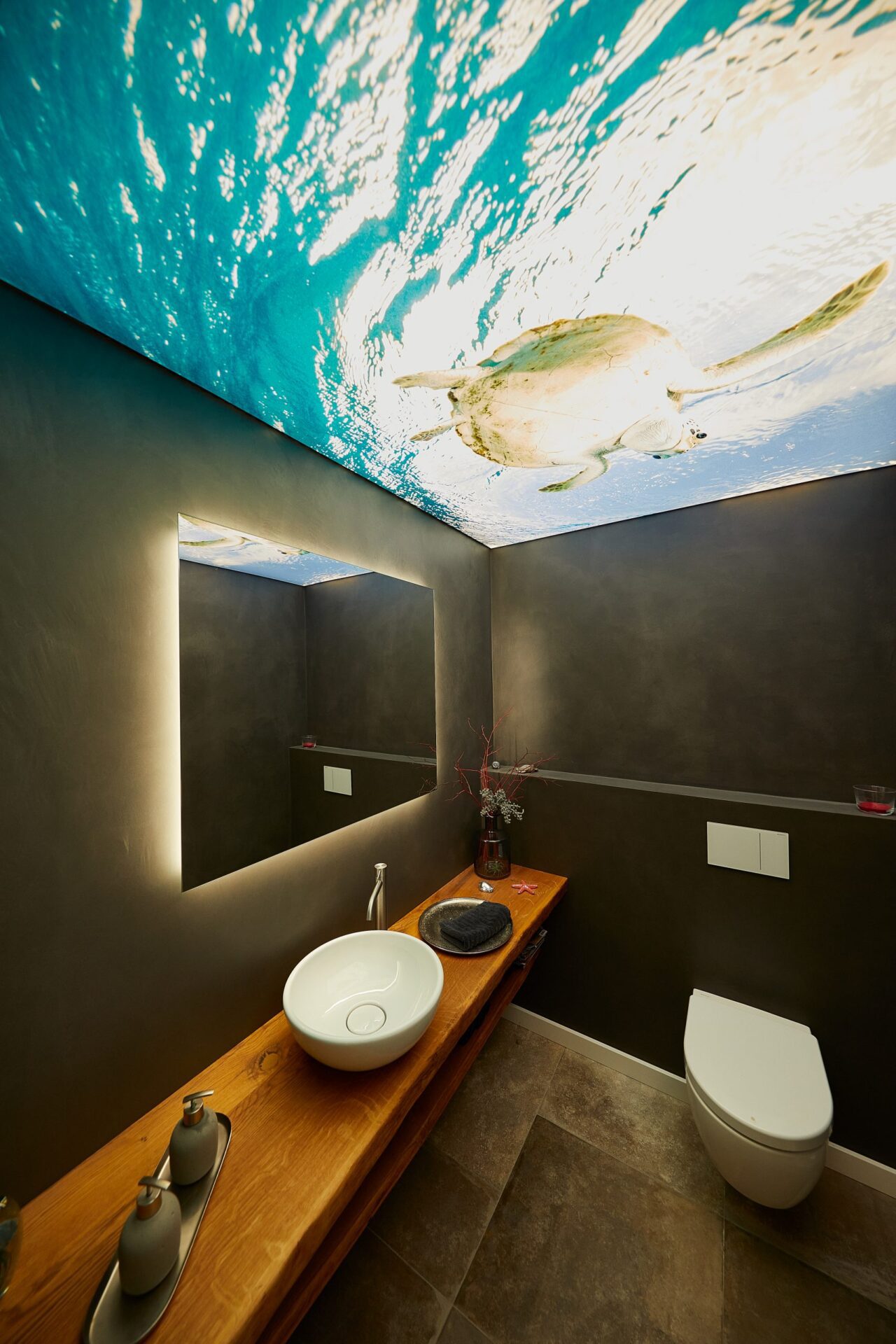 Beleuchtete Spanndecke mit Unterwassermotiv, das eine Schildkröte zeigt.