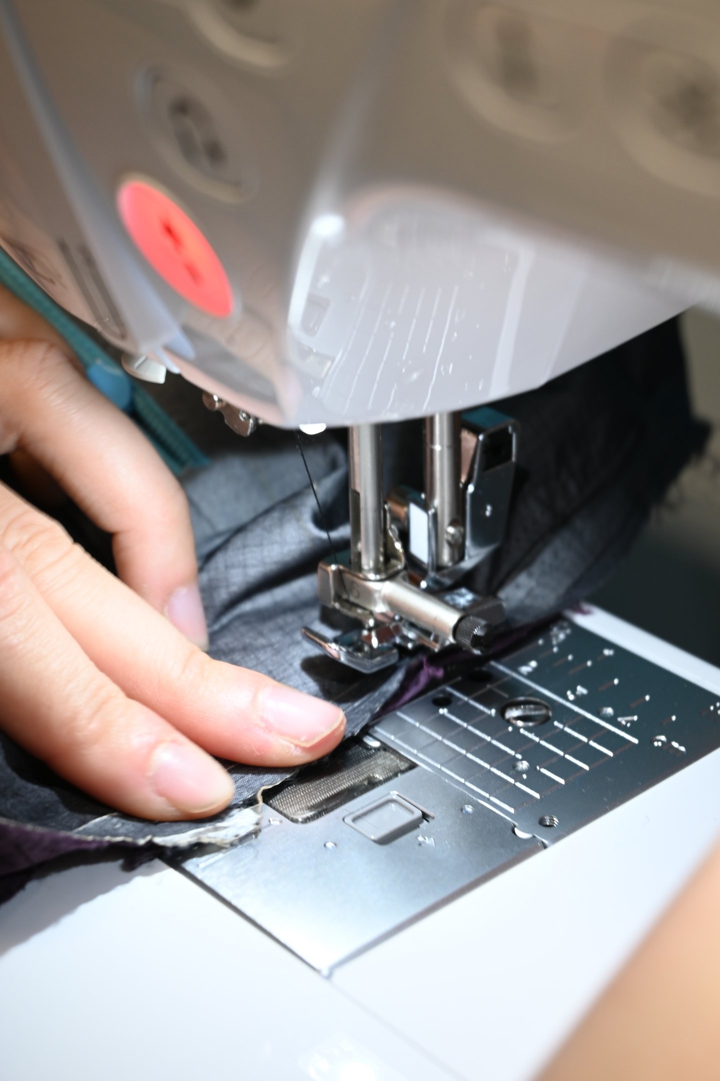 une personne est en train de coudre sur une machine à coudre