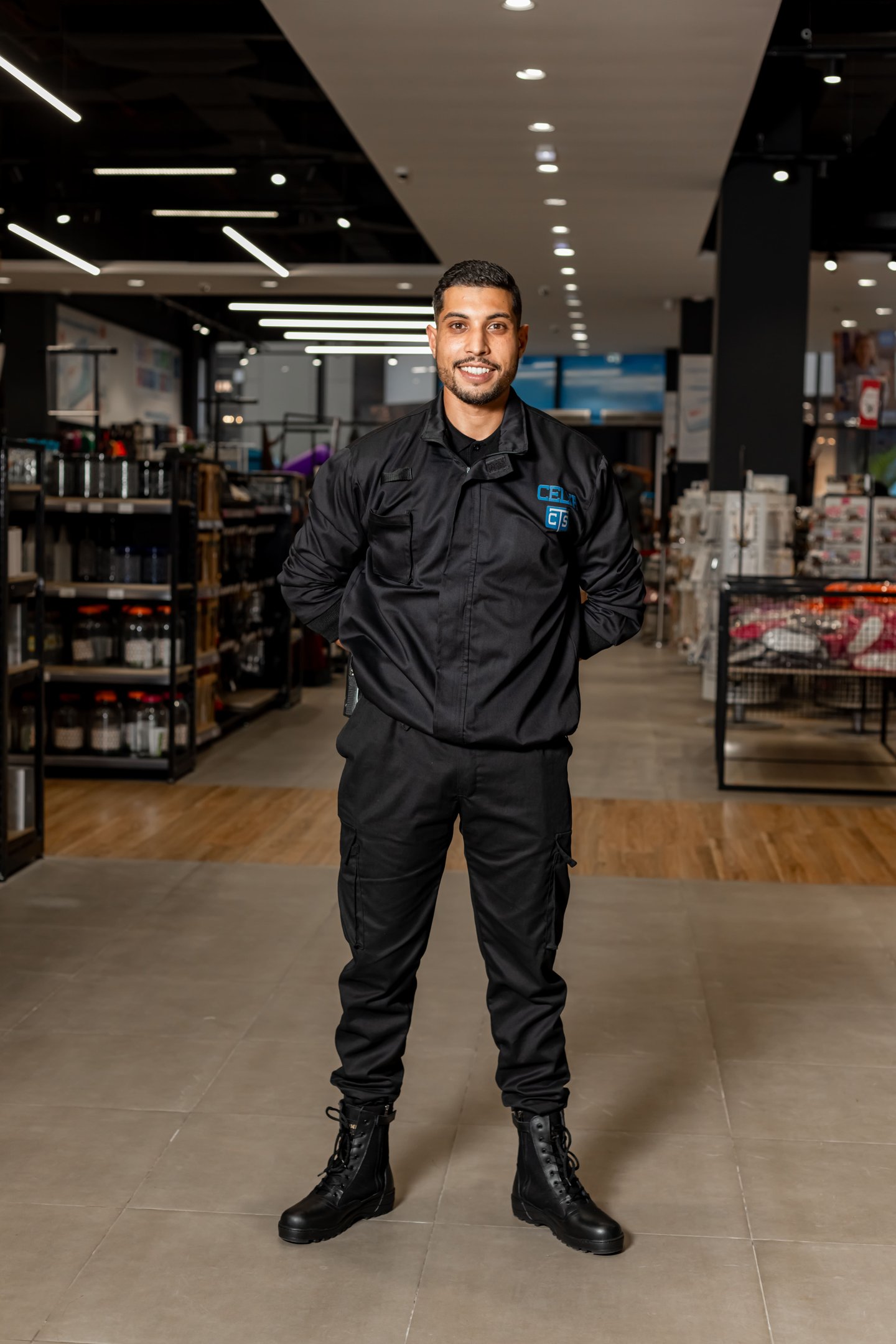 Agent de sécurité en service, garantissant la sûreté d’un site professionnel à Casablanca.