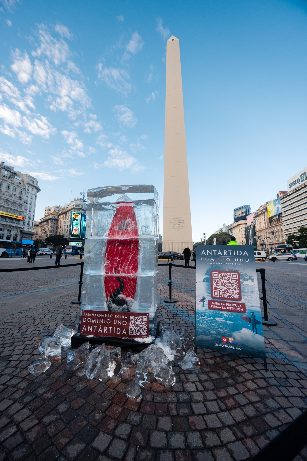 Activacion publica en hielo en el obelisco de Gauchos del Mar Antartida Dominio Uno area aprotegida