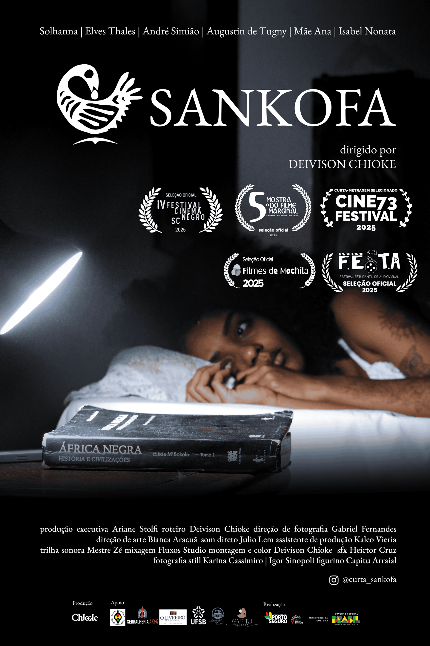 Cartaz de curta metragem no qual uma mulher negra deitada olha um livro do lado da cama