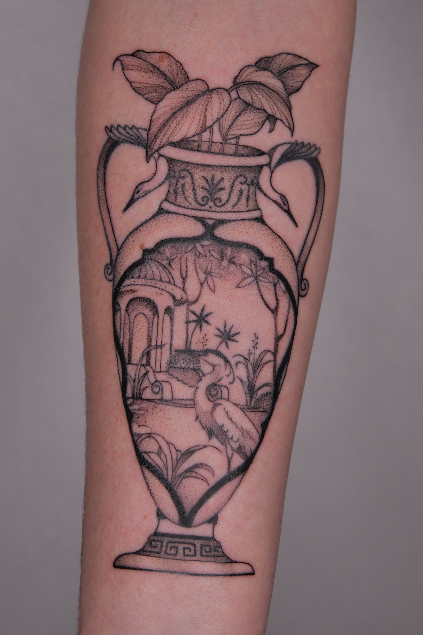 tatouage d'un vase avec des fleurs en fine line noir et blanc 