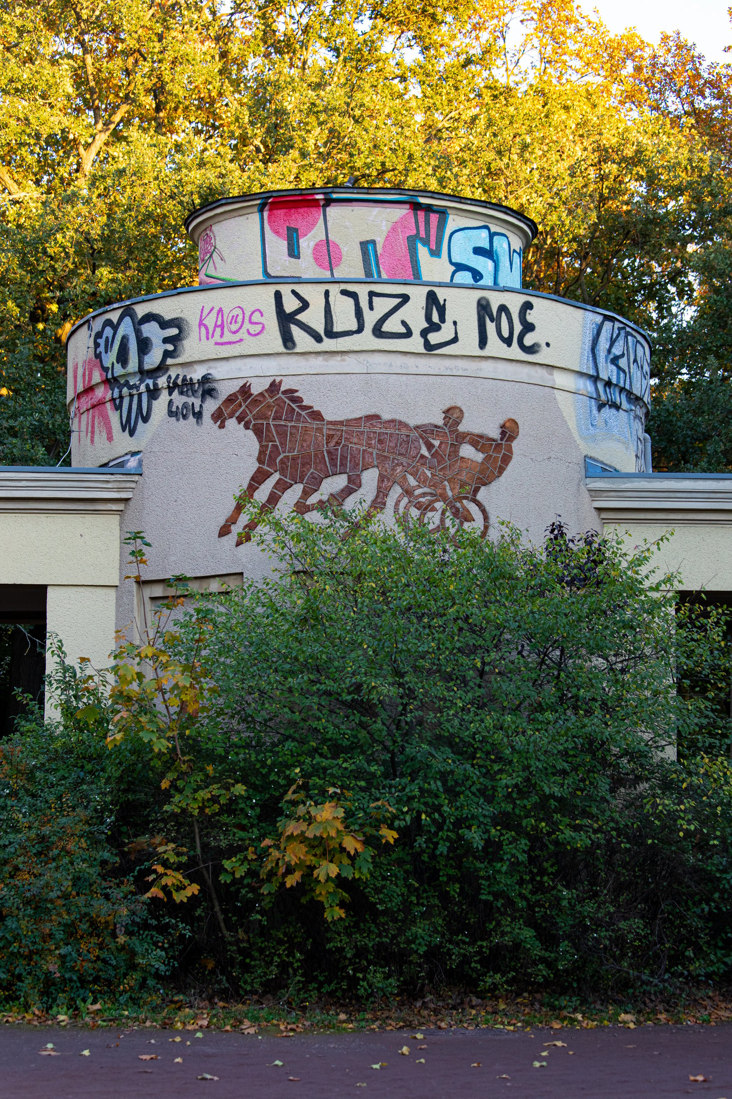 Foto vom Gebäude am Eingang der Trabrennbahn mit Graffiti.