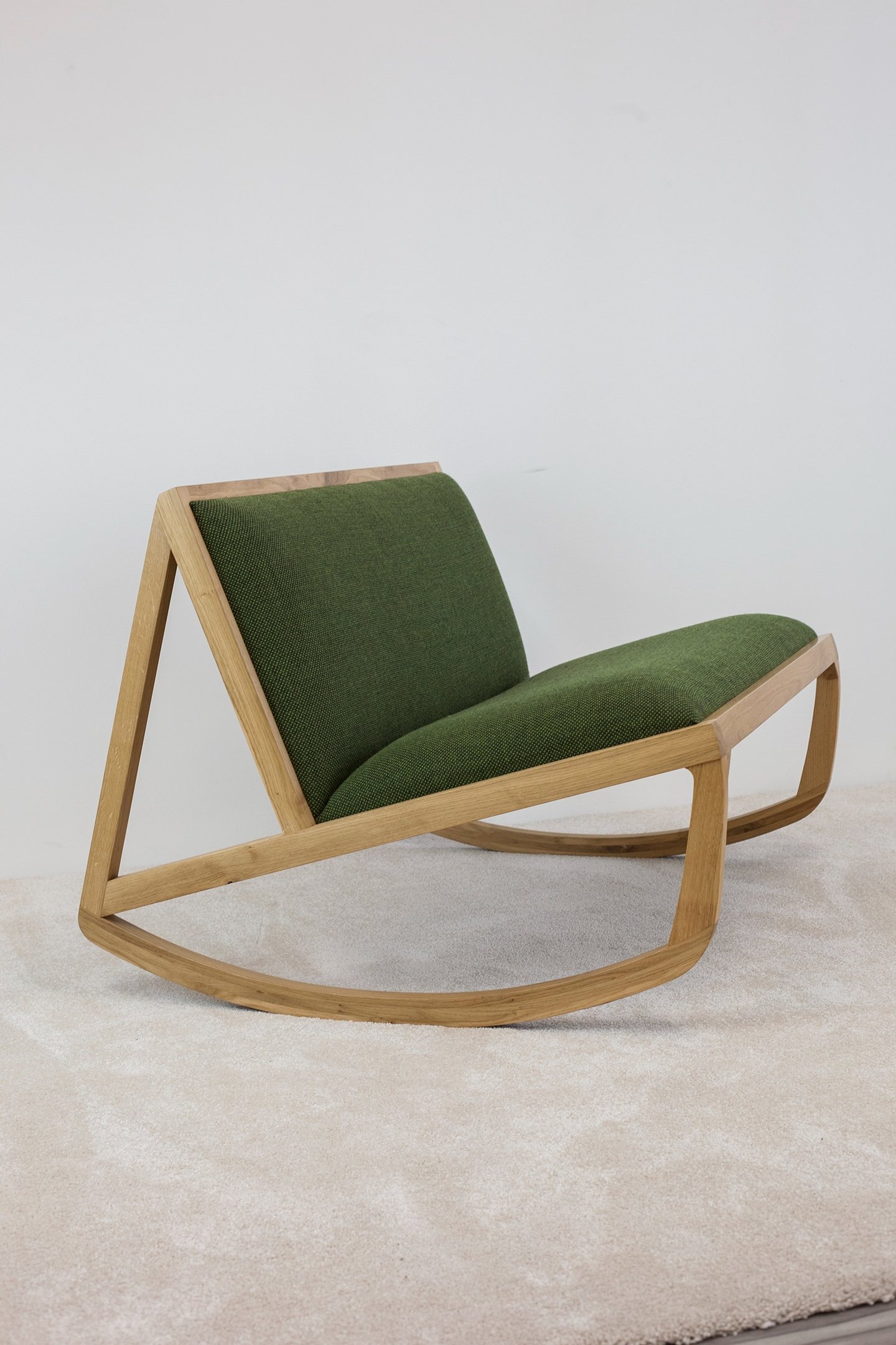 rocking-chair pour deux personnes en chêne avec une tapisserie technique moderne