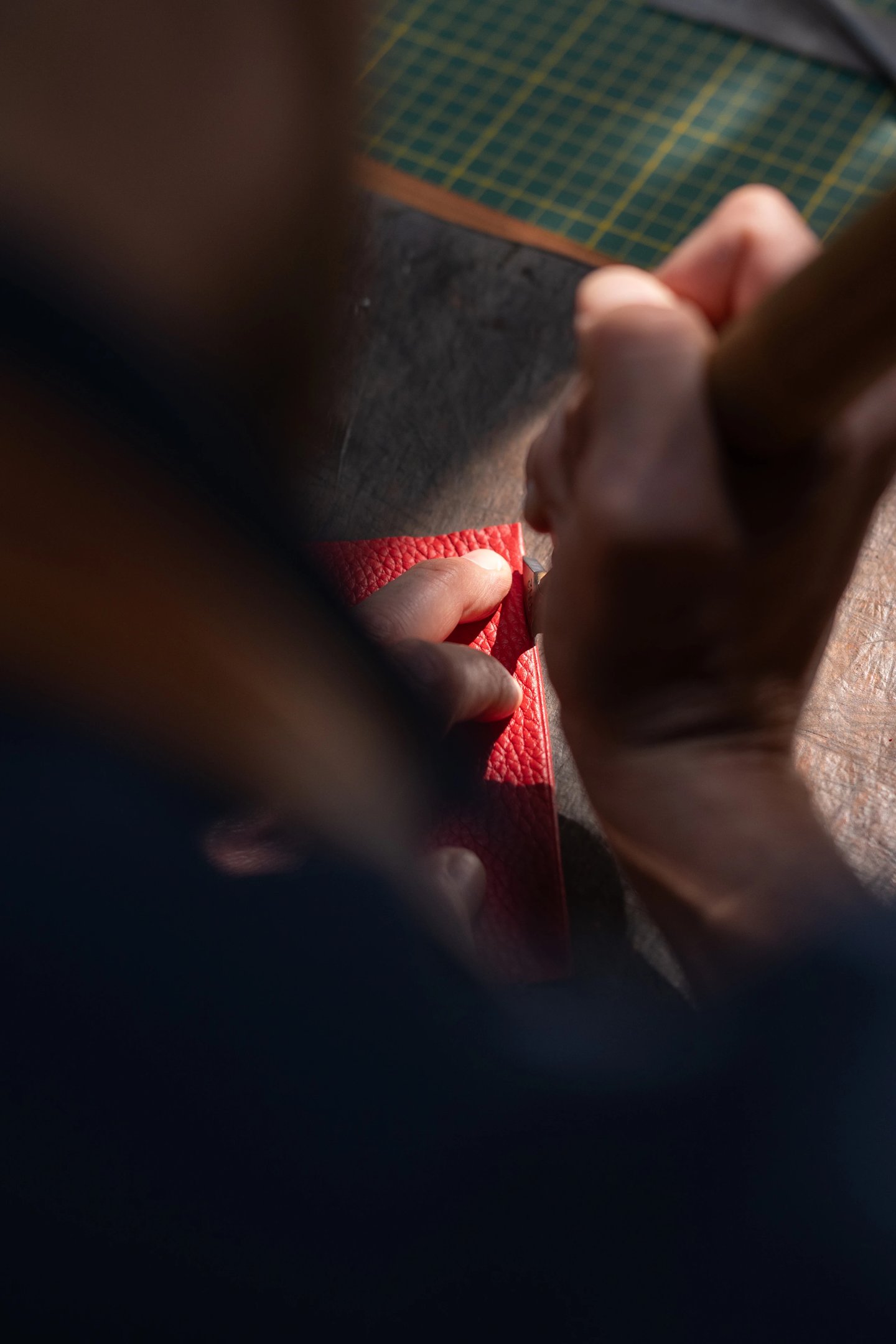 filetage du cuir à la main