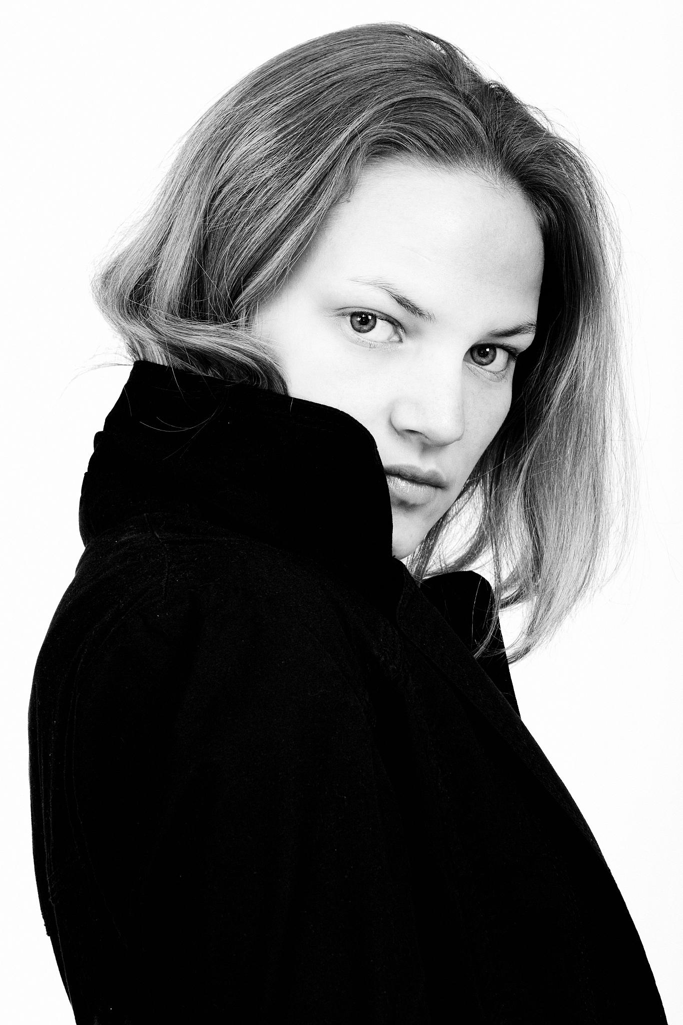 Portrait jeune femme en noir et blanc