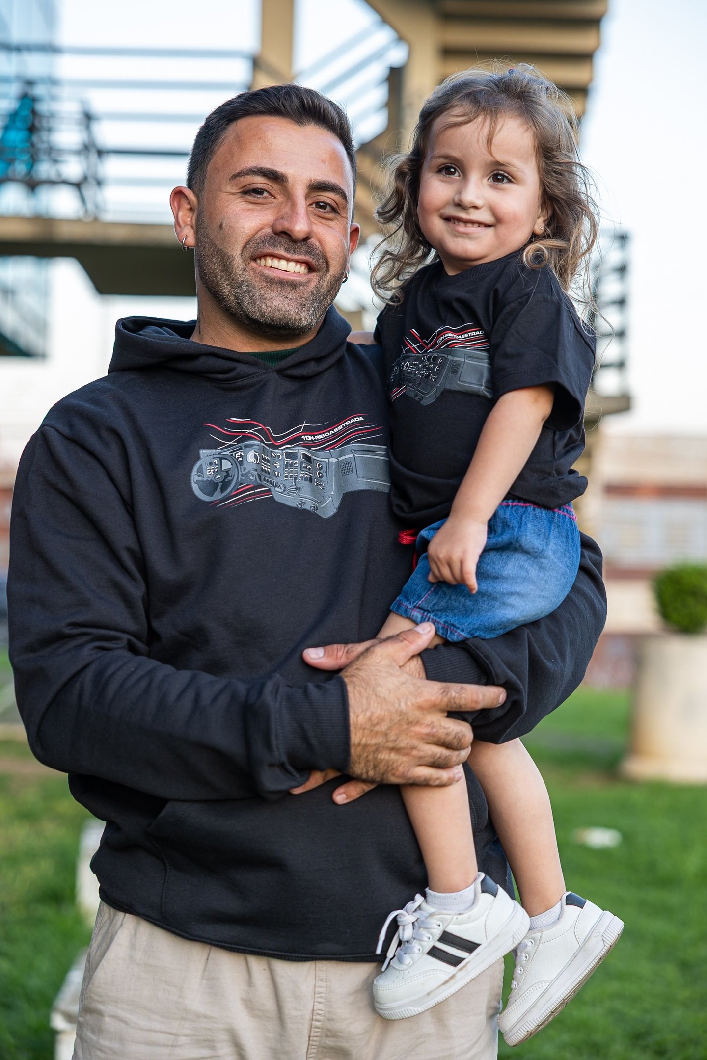 murilo e sua filha maria usando roupas da loja