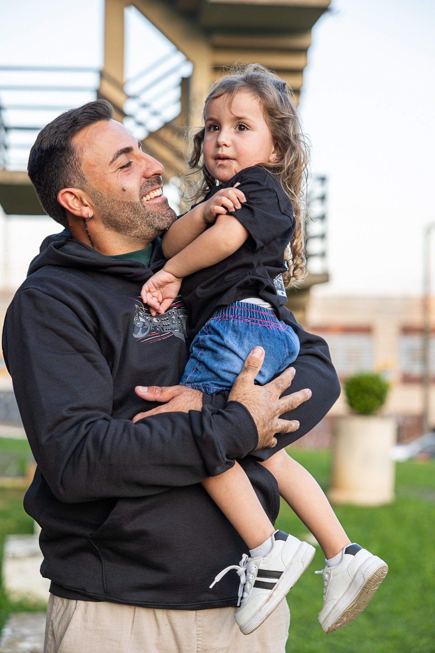 murilo e sua filha maria usando roupas da loja