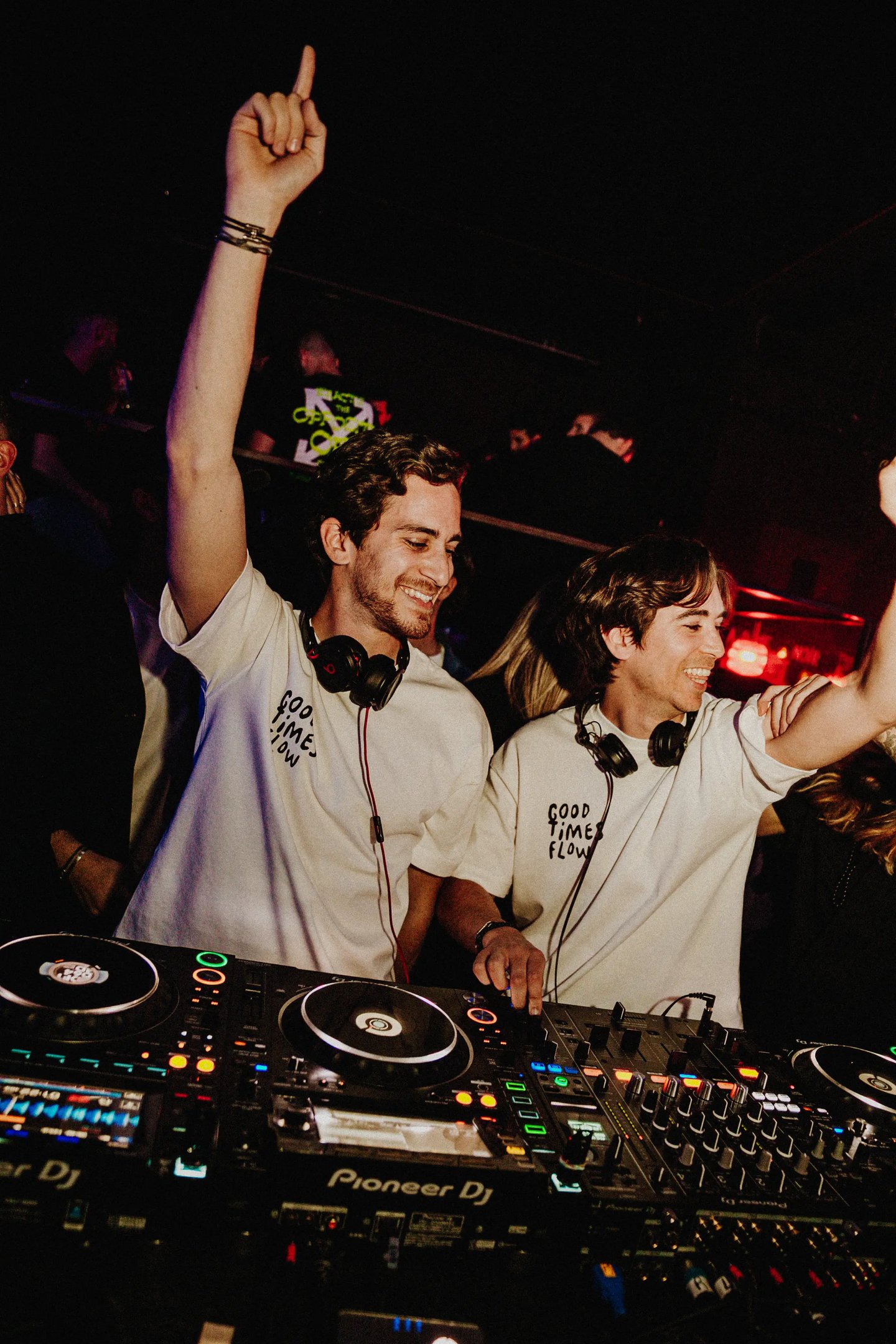 Thibault & Arnaud DJ et percussion ambiance musicale unique haut de gamme paris