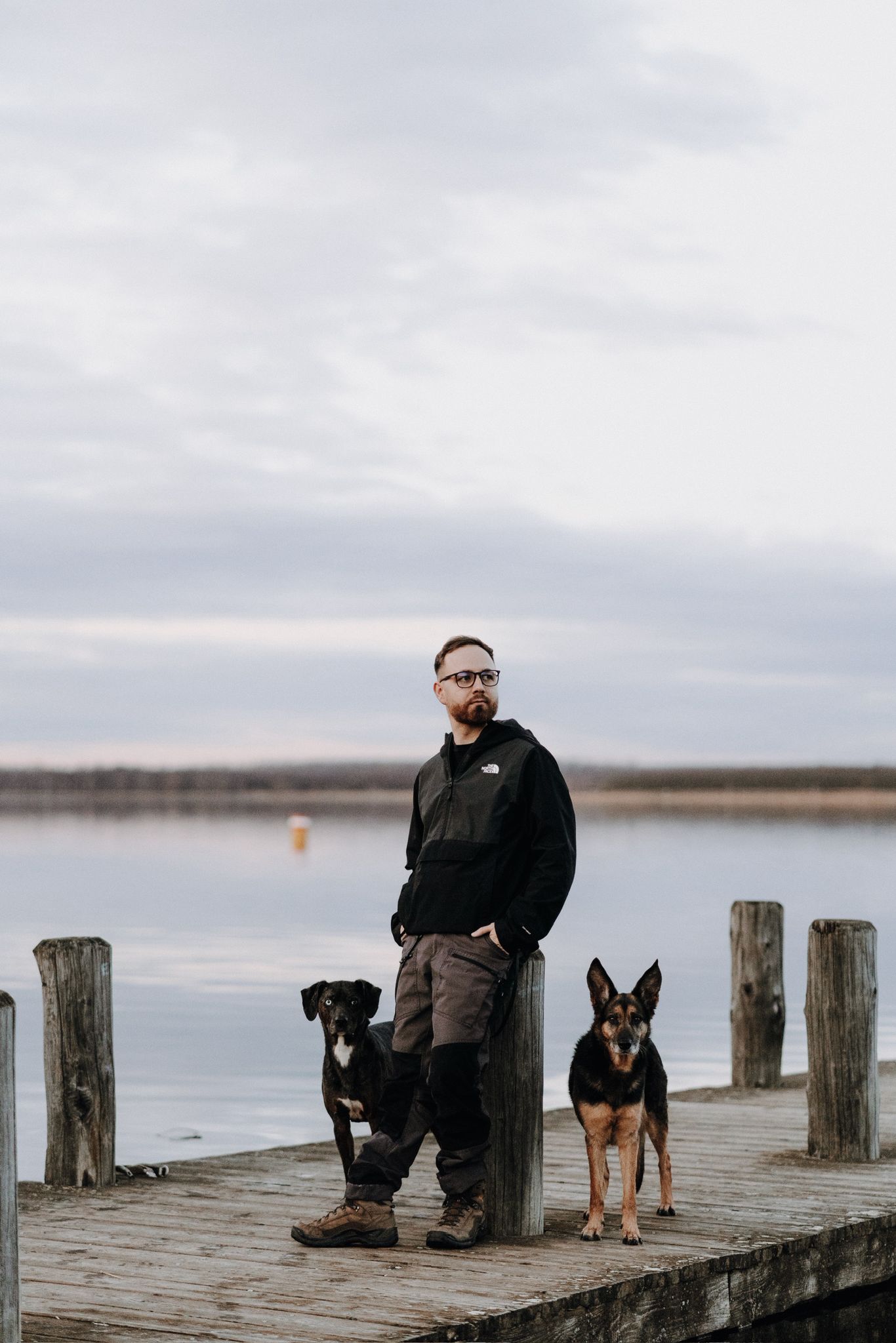 Basti Matern mit seinen 2 Hunden am Steg