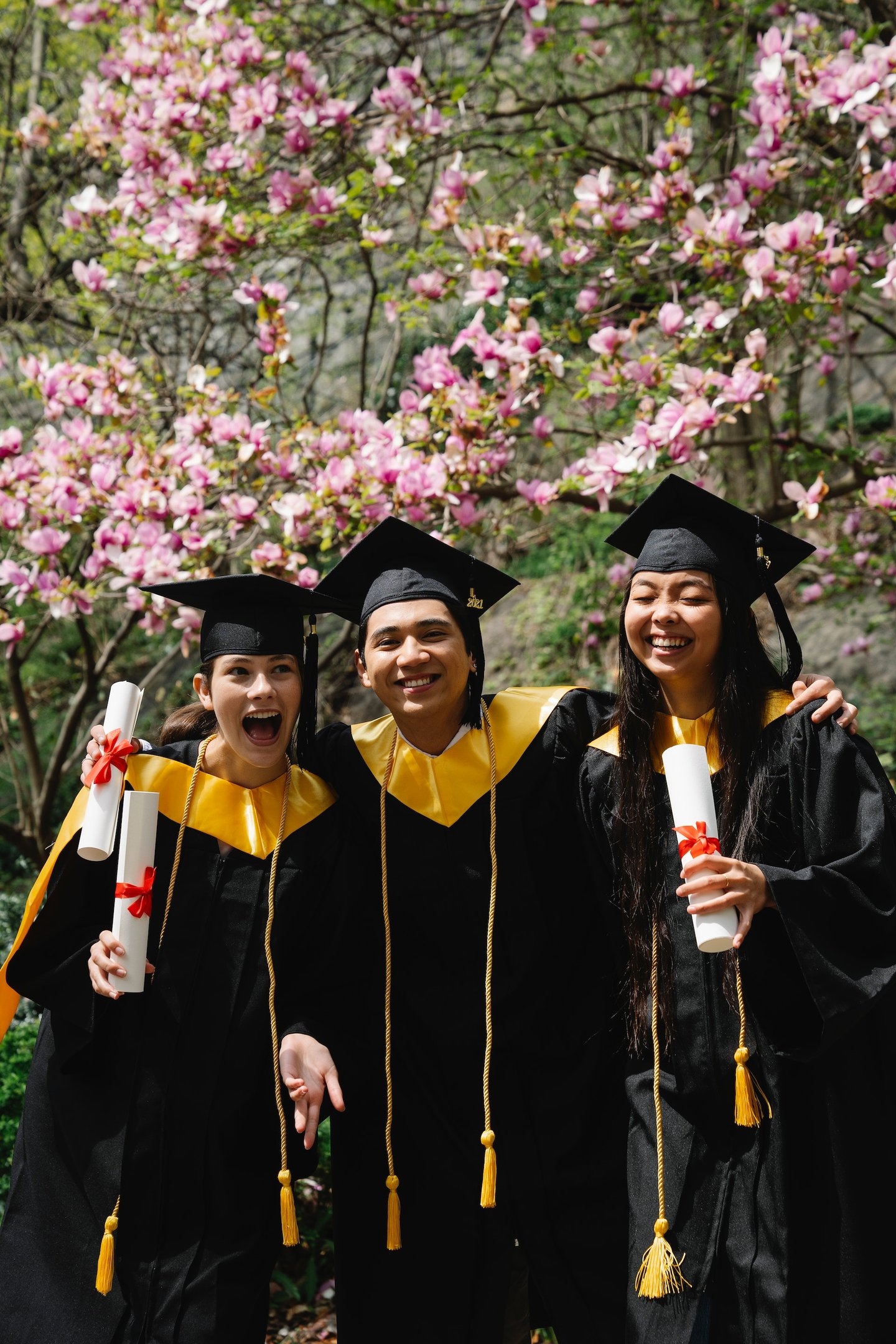 glückliche Absolventen, die sich auf ihre zukünftige Karriere freuen