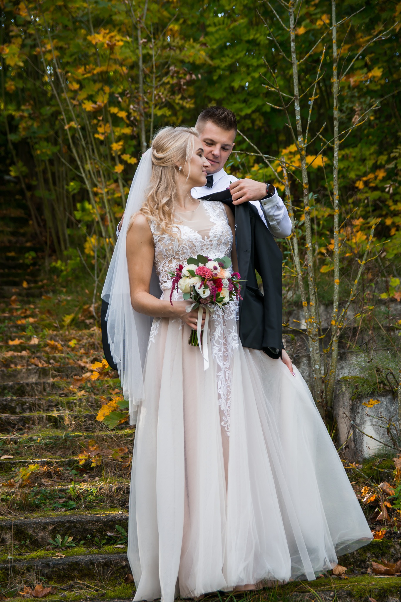 Junikis užvelka savo švarką jaunajai ant pečių