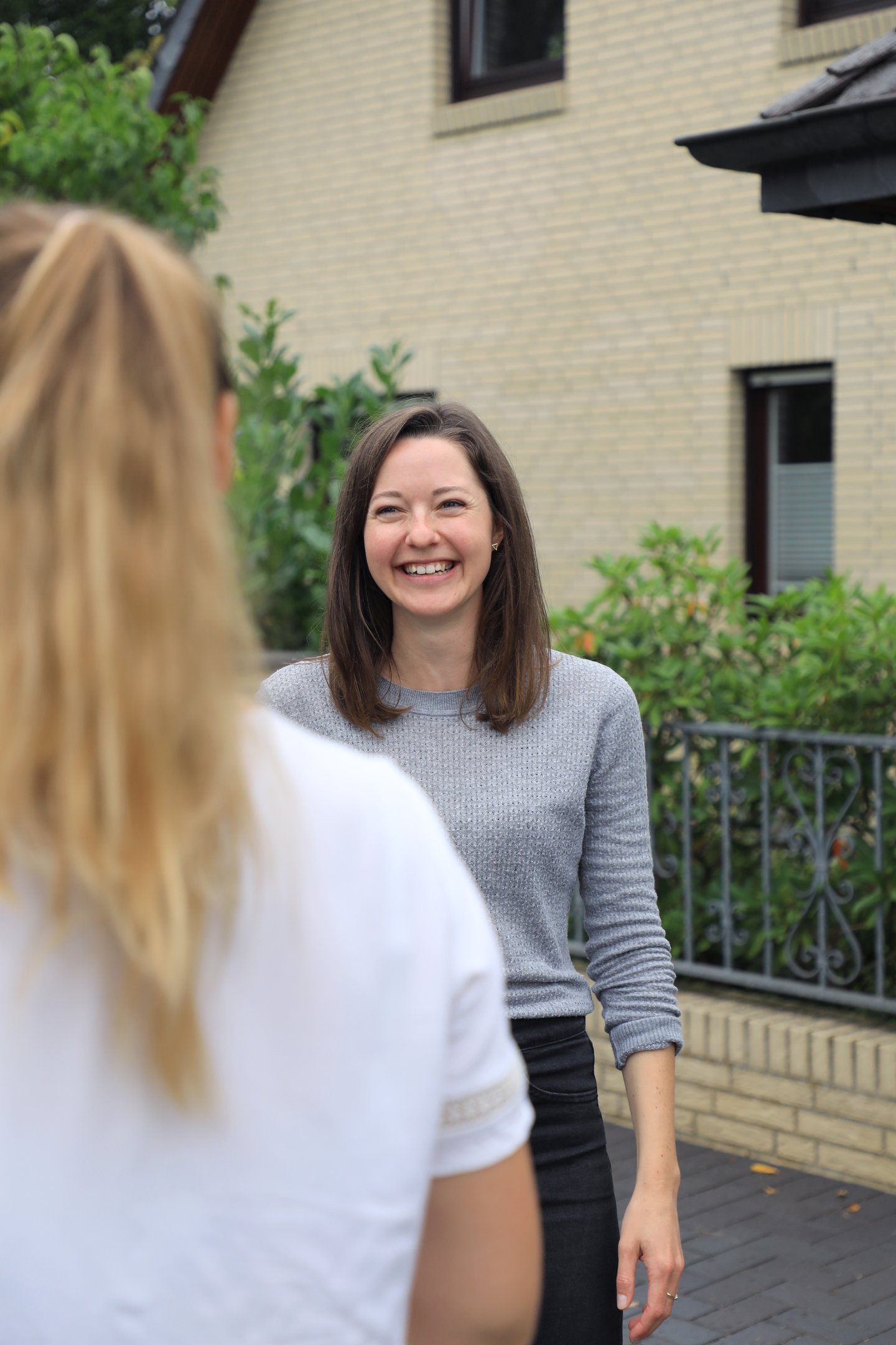 Hundetrainerin bei Gespräch mit Hundehalterin