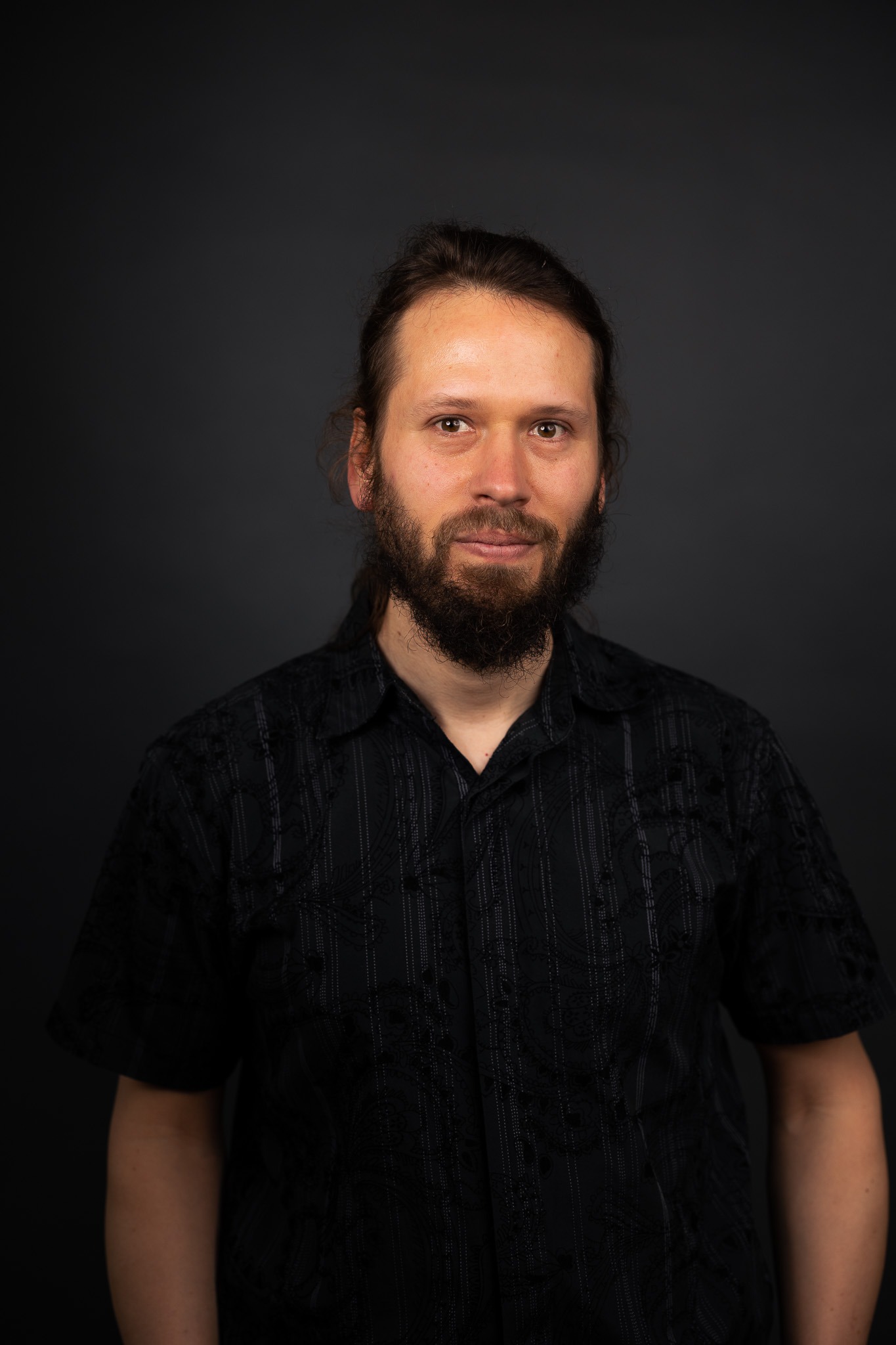 Peter, ein Mann vor einem Grauen Hintergrund, Portrait